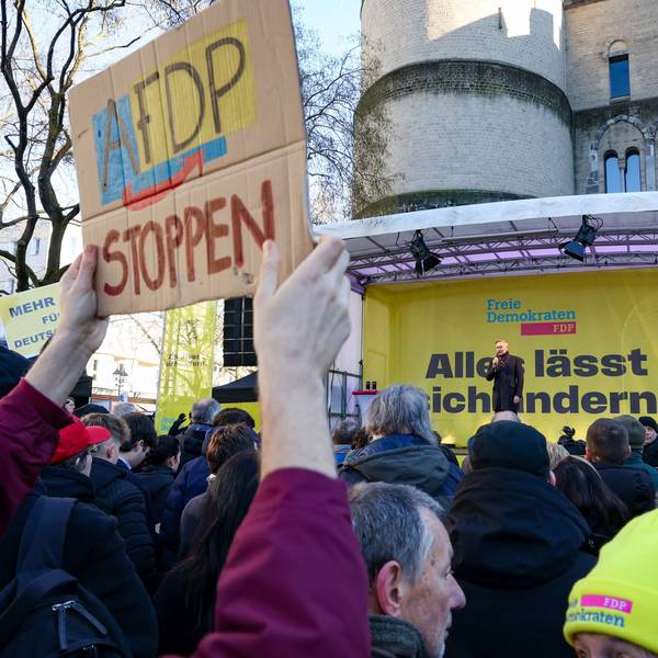Im Februar protestierten in Köln Menschen vor Christian Lindners Wahlkampftourbus gegen die gemeinsame Abstimmung eines Großteils der damaligen FDP-Fraktion im Bundestag mit der AfD.