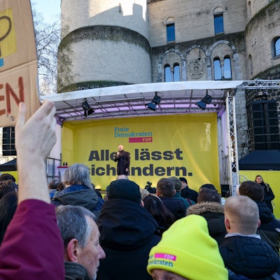 Im Februar protestierten in Köln Menschen vor Christian Lindners Wahlkampftourbus gegen die gemeinsame Abstimmung eines Großteils der damaligen FDP-Fraktion im Bundestag mit der AfD.