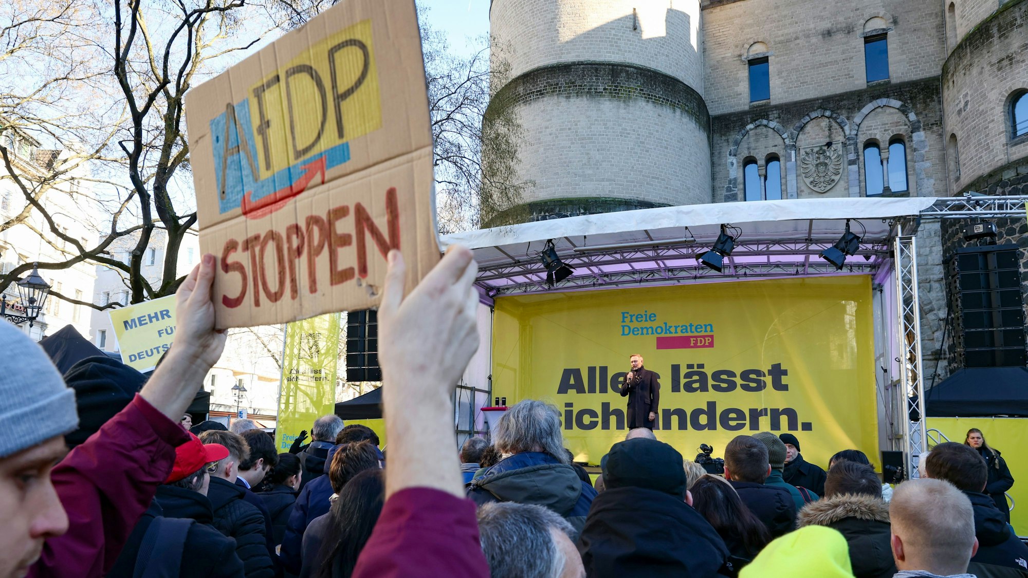 Im Februar protestierten in Köln Menschen vor Christian Lindners Wahlkampftourbus gegen die gemeinsame Abstimmung eines Großteils der damaligen FDP-Fraktion im Bundestag mit der AfD.