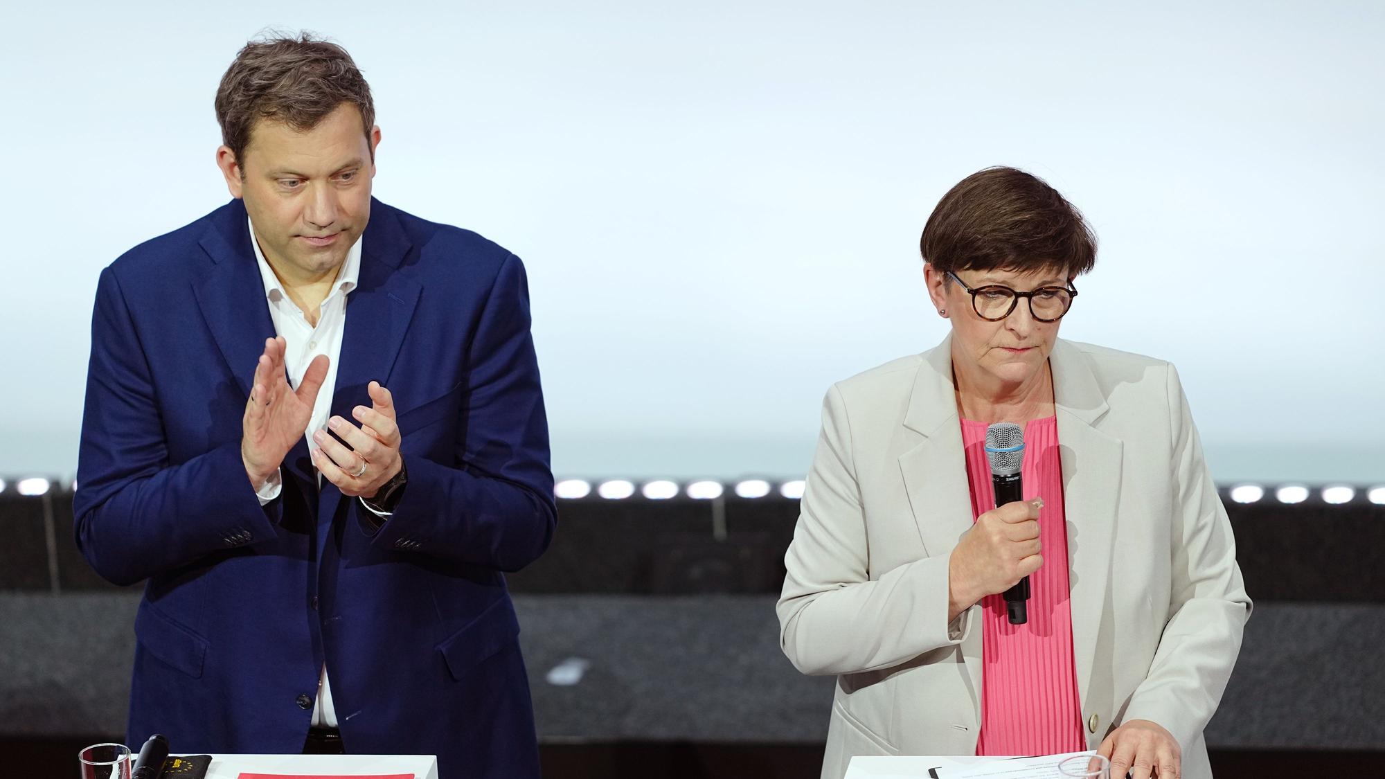 05.05.2025, Berlin: Die SPD-Vorsitzenden Lars Klingbeil, designierter Bundesfinanzminister und Vizekanzler, und Saskia Esken stehen vor der Unterzeichnung des Koalitionsvertrags von CDU, CSU und SPD im Euref-Campus auf der Bühne. Foto: Kay Nietfeld/dpa +++ dpa-Bildfunk +++