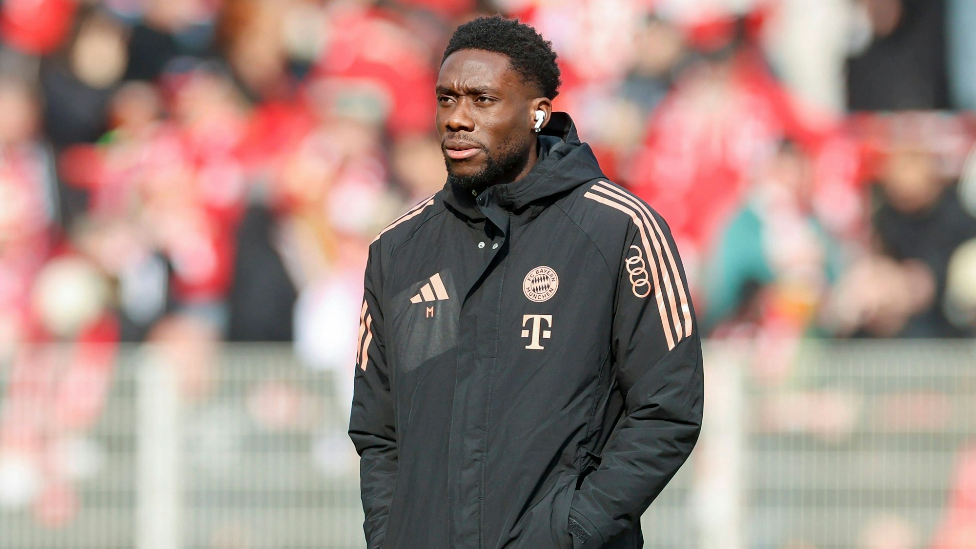 Bayern-Star Alphonso Davies im Trainingsanzug.