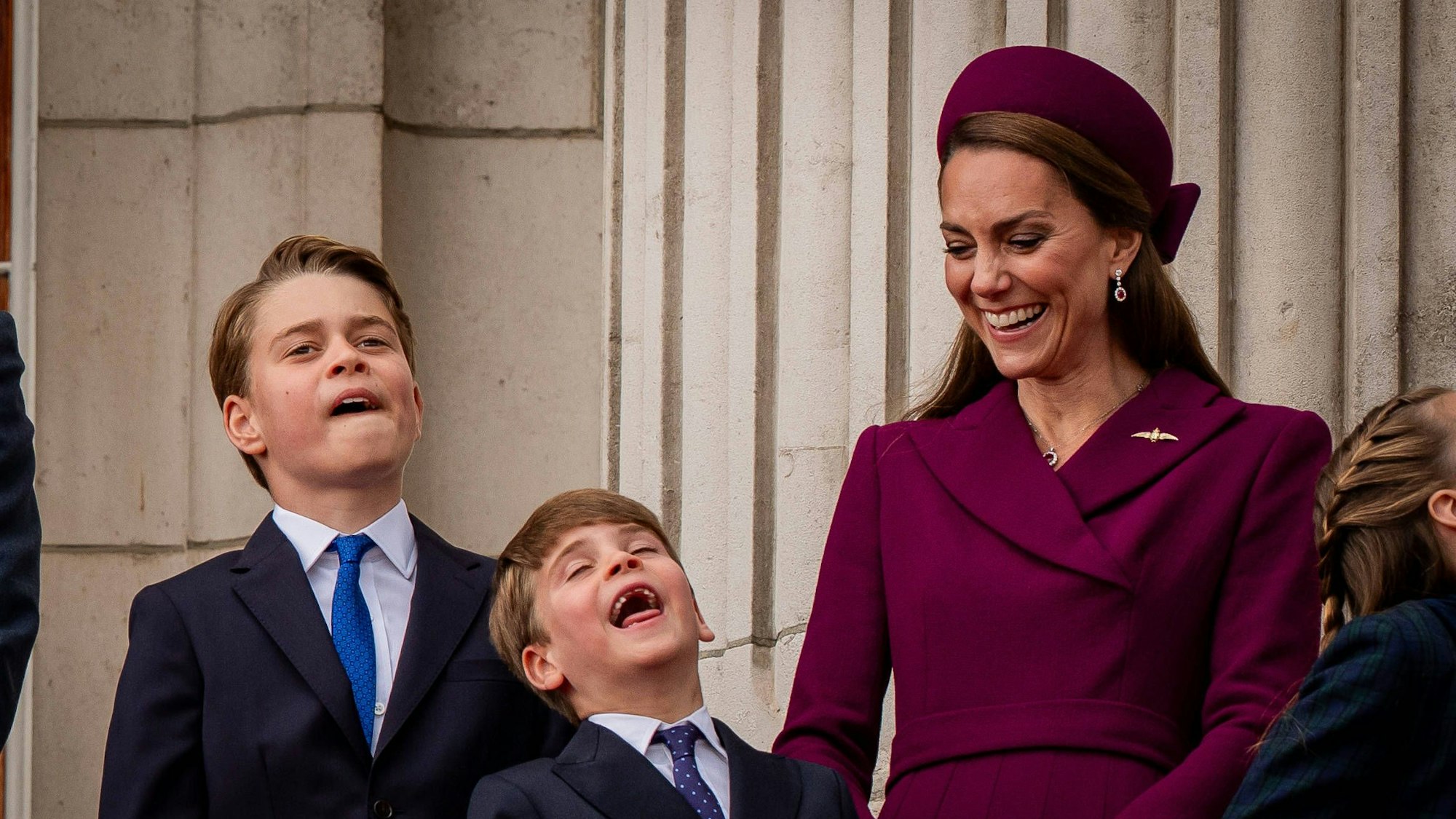 Während über ihnen die Flugstaffeln donnern, lachen George und Louis herzhaft – Mama Kate kann sich ebenfalls ein breites Grinsen nicht verkneifen.