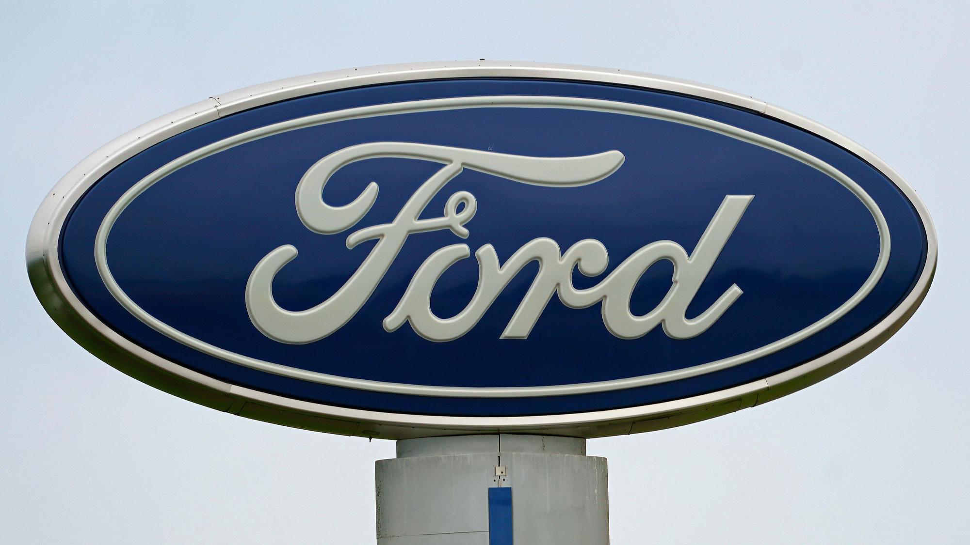Ein Ford-Logo ist auf der Beschilderung von Country Ford in Graham, N.C., zu sehen.