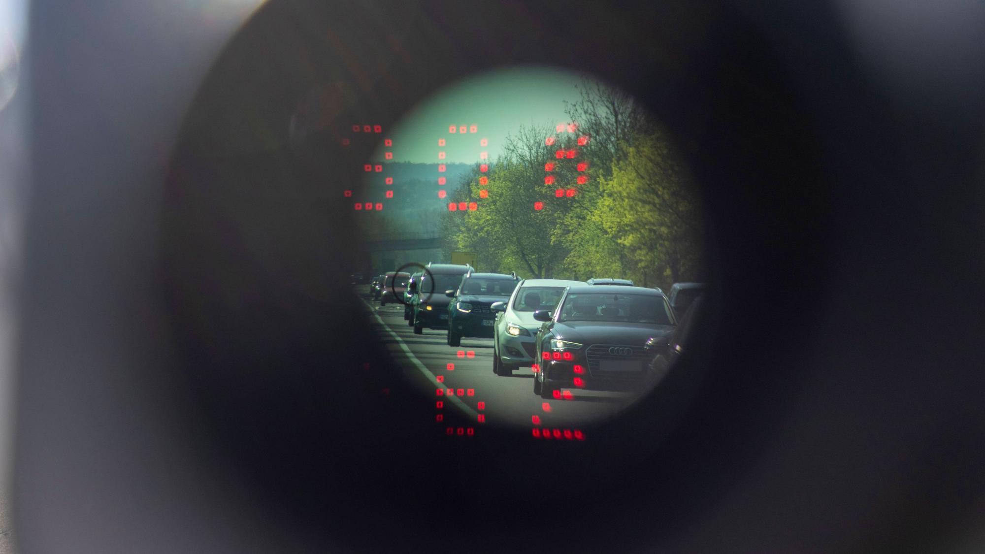 Zu sehen sind Autos durch ein Lasermessgerät der Polizei (Symbolfoto).
