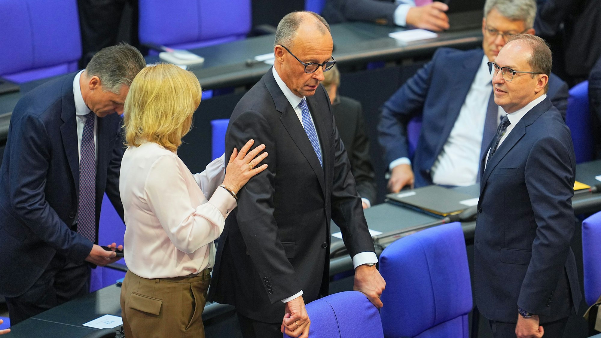 Der designierte Bundeskanzler Friedrich Merz (CDU, M) reagiert im Bundestag bei der Kanzlerwahl.