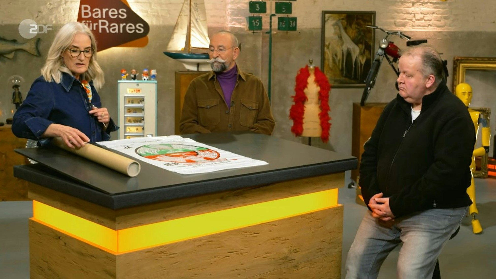 Der Fleischer Frank Goligowski (v.r.) mit Horst Lichter und Friederike Werner bei „Bares für Rares“.