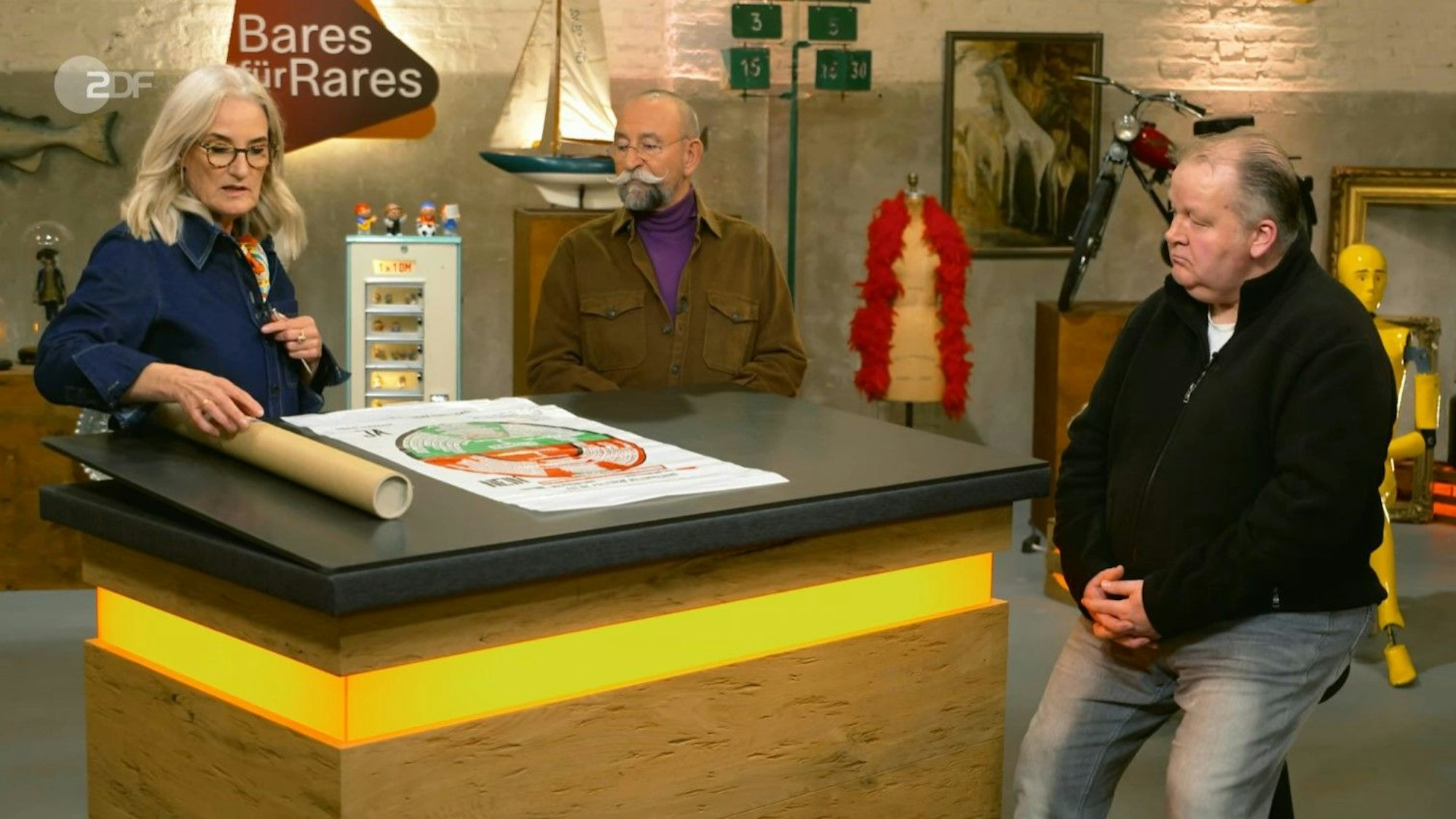 Der Fleischer Frank Goligowski (v.r.) mit Horst Lichter und Friederike Werner bei „Bares für Rares“.