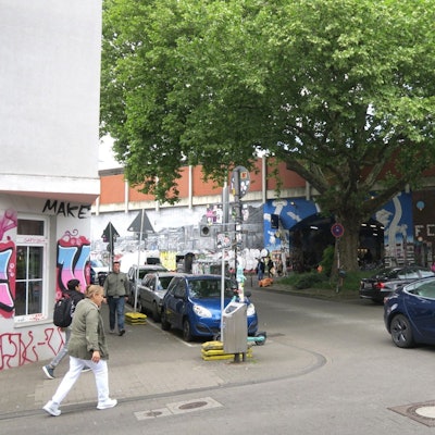 Weil es keinen Überweg gibt, ist die Einmündung der Hansemannstraße in die Stammstraße für Fußgänger mitunter recht gefährlich.