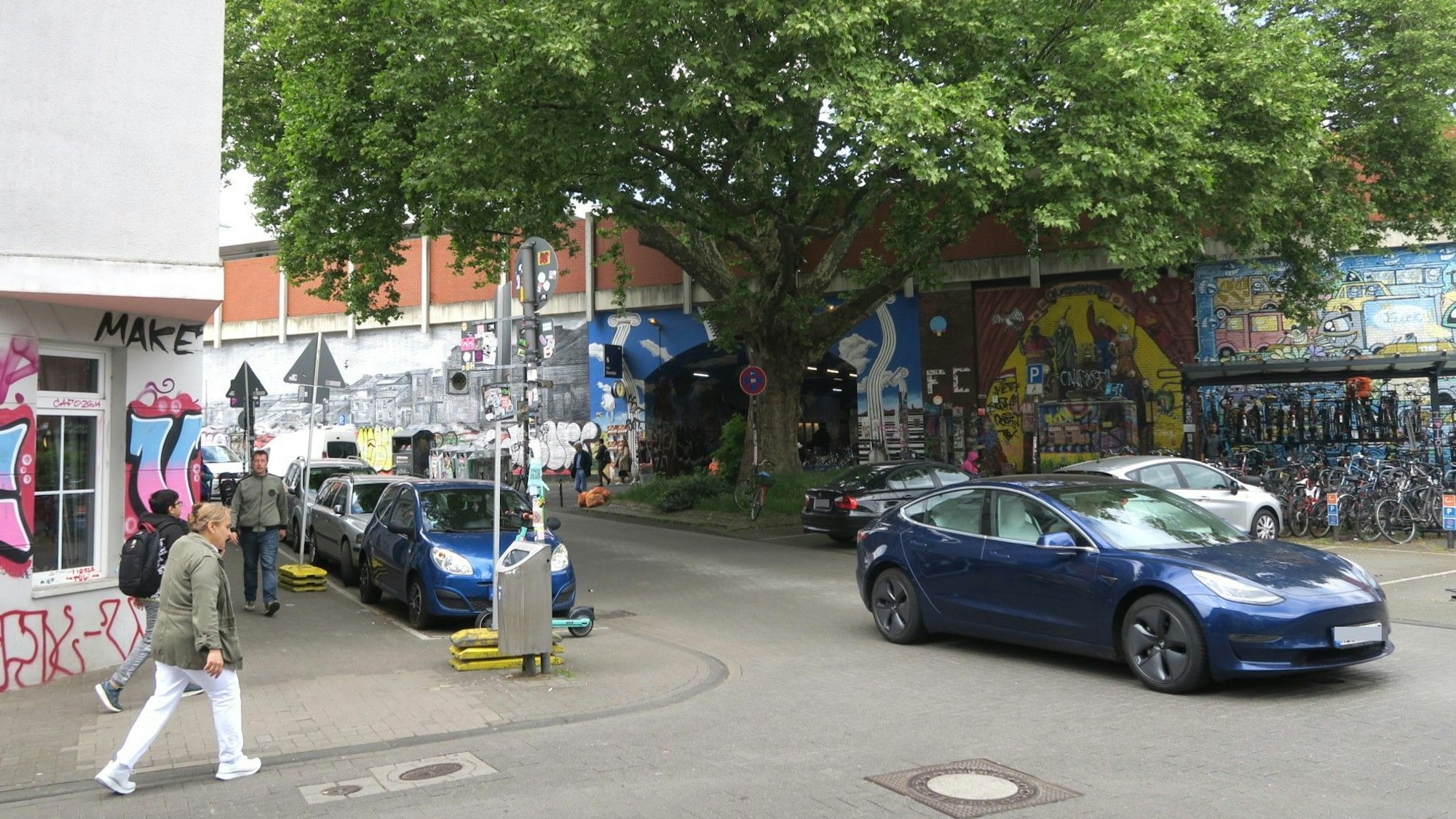 Weil es keinen Überweg gibt, ist die Einmündung der Hansemannstraße in die Stammstraße für Fußgänger mitunter recht gefährlich.