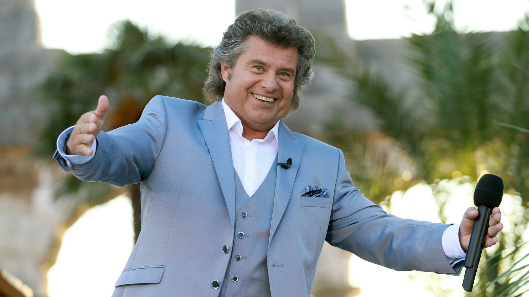 Moderator Andy Borg auf der Bühne.