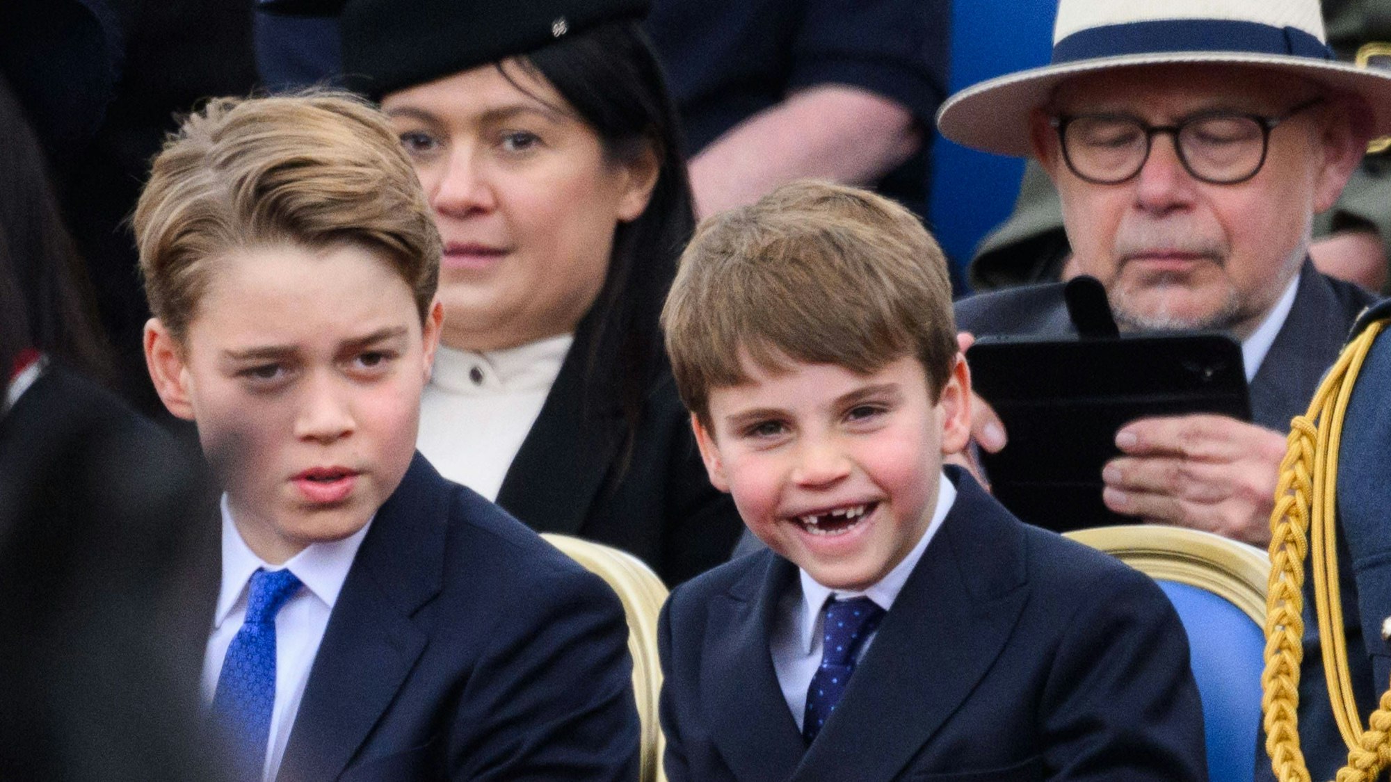 Prinz George und sein jüngerer Bruder Prinz Louis bei der VE Day-Parade.