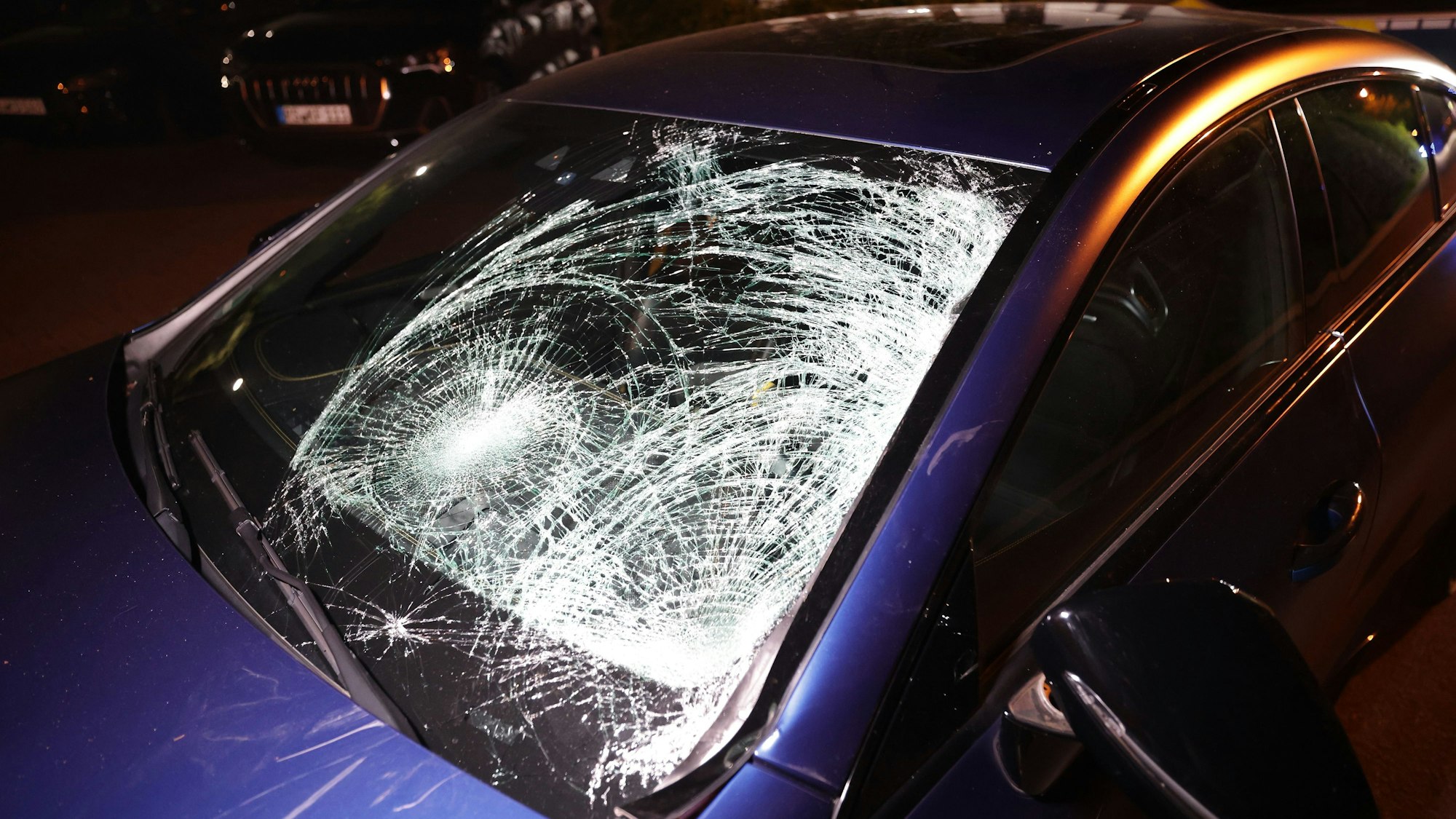 Die beschädigte Windschutzscheibe des Mercedes-AMG nach dem Unfall auf der Hauptstraße in Remscheid-Lennep.