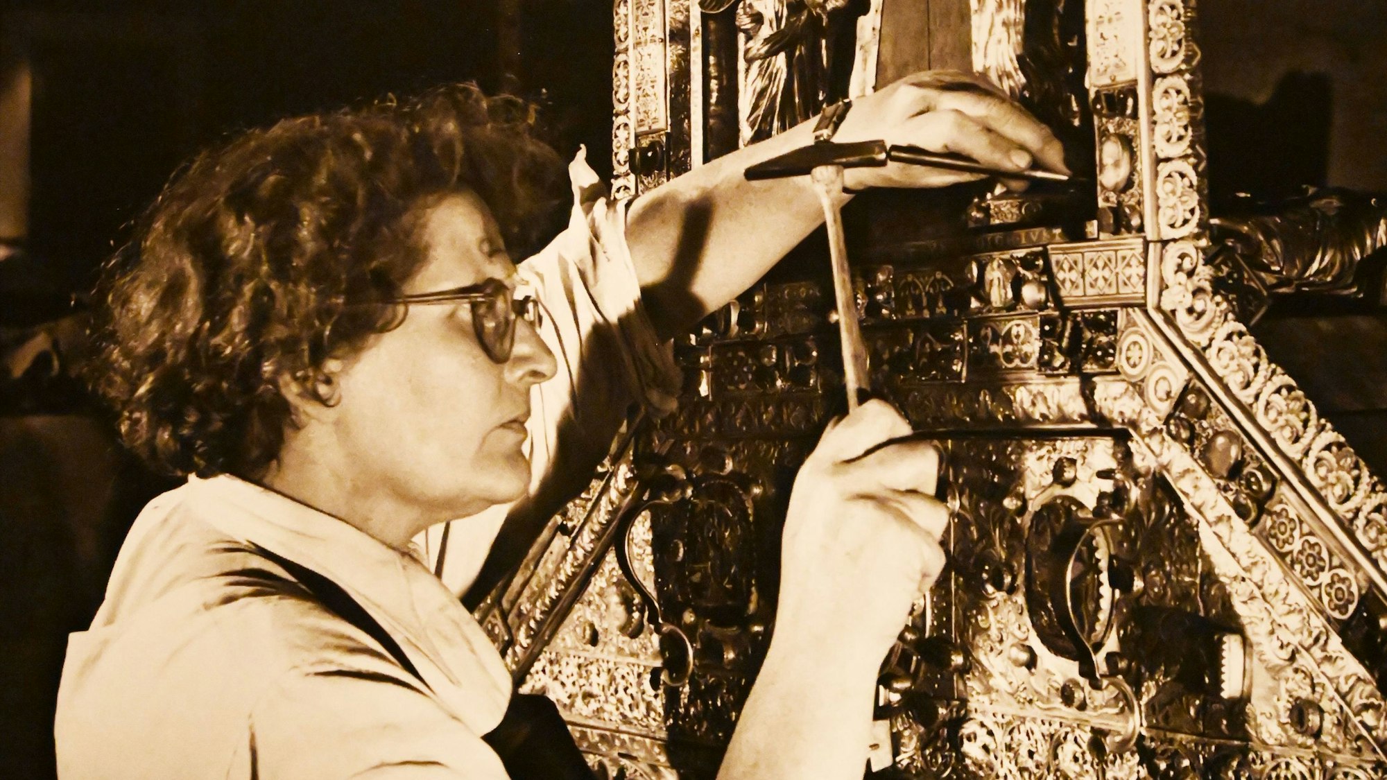 19.04.2024 Köln. Eine neue Ausstellung in der Domschatzkammer. Zu Sehen sind Arbeiten der Goldschmiedin Elisabeth Treskow (1898-1992) .