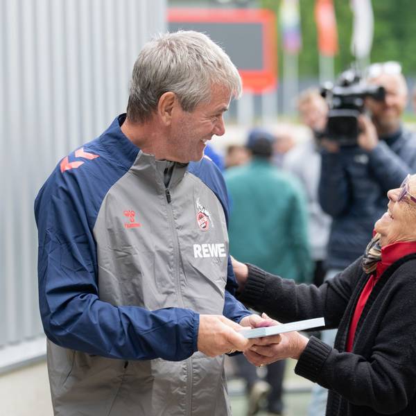 06.05.2025, Nordrhein-Westfalen, Köln: Fußball: 2. Bundesliga, Training 1.FC Köln, Franz-Kremer-Stadion, der neue Trainer Friedhelm Funkel verlässt lächelnd den Trainingsplatz und bekommt ein Geschenk überreicht. Foto: Rolf Vennenbernd/dpa +++ dpa-Bildfunk +++
