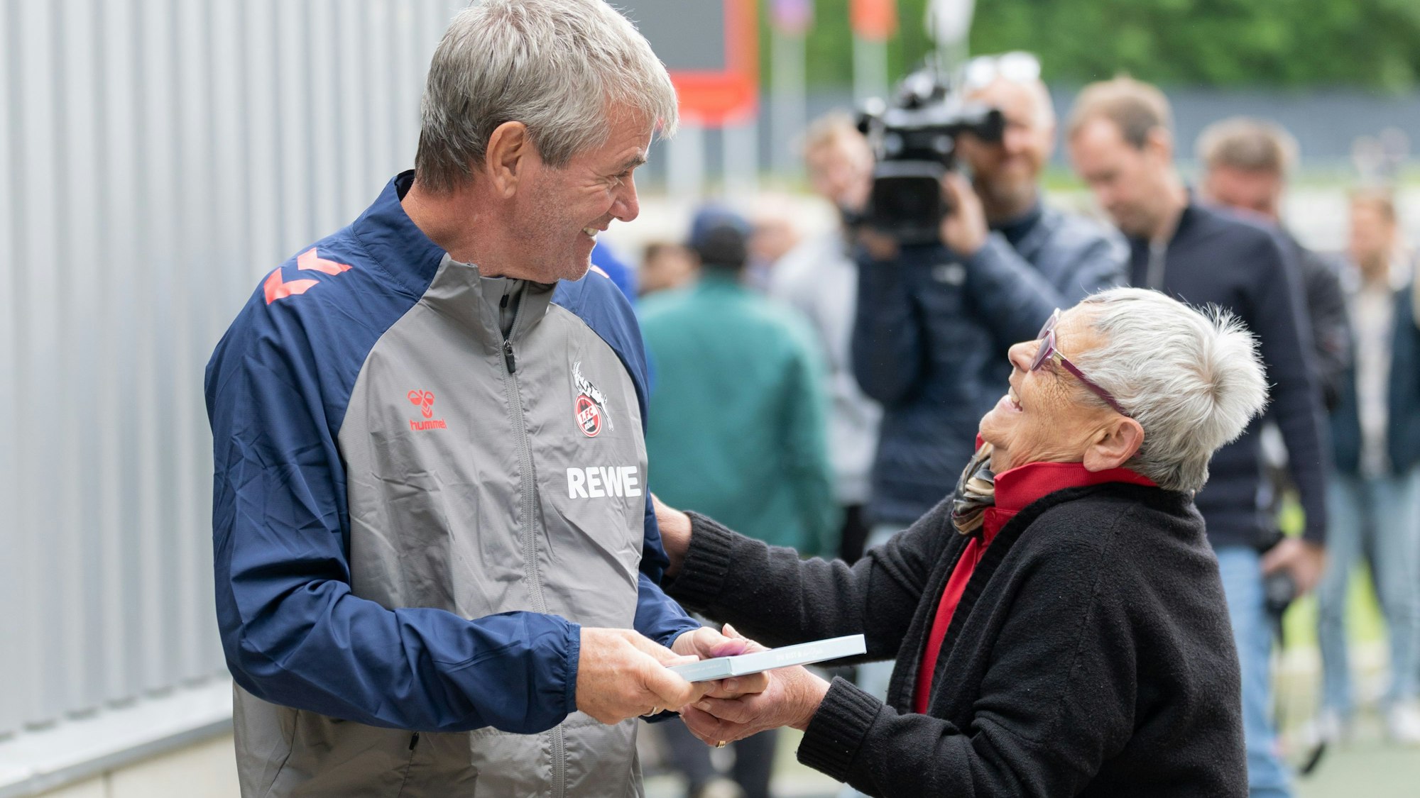 06.05.2025, Nordrhein-Westfalen, Köln: Fußball: 2. Bundesliga, Training 1.FC Köln, Franz-Kremer-Stadion, der neue Trainer Friedhelm Funkel verlässt lächelnd den Trainingsplatz und bekommt ein Geschenk überreicht. Foto: Rolf Vennenbernd/dpa +++ dpa-Bildfunk +++