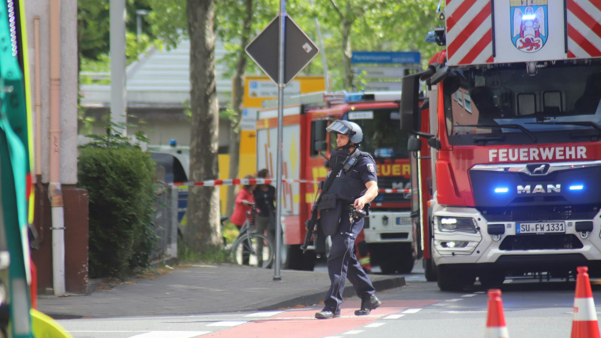 Polizisten hatten sich mit schweren Schutzwesten, Helmen und Maschinenpistolen ausgerüstet.