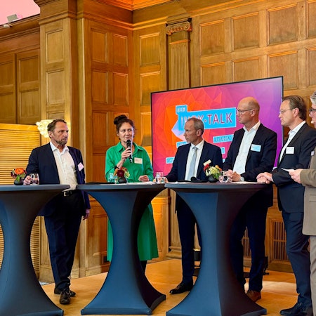 Oberbürgermeister Uwe Richrath, WfL-Aufsichtsrätin Claudia Wiese, WfL-Chef Markus Märtens, Sparkassenvorstand Markus Grave und Marcus Otto von der Kreishandwerkerschaft mit Christian Zöller im Bayer-Kasino