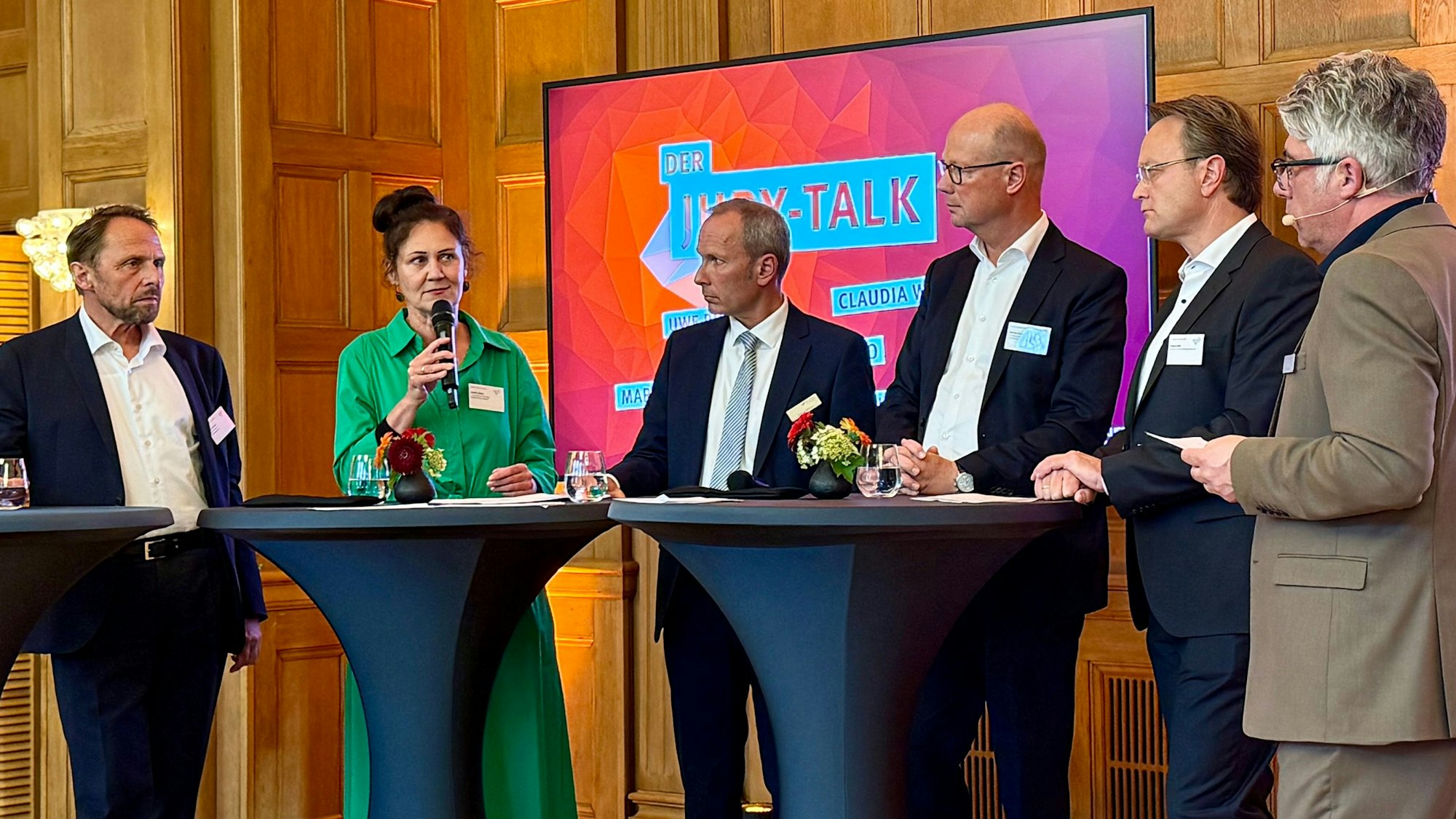 Oberbürgermeister Uwe Richrath, WfL-Aufsichtsrätin Claudia Wiese, WfL-Chef Markus Märtens, Sparkassenvorstand Markus Grave und Marcus Otto von der Kreishandwerkerschaft mit Christian Zöller im Bayer-Kasino