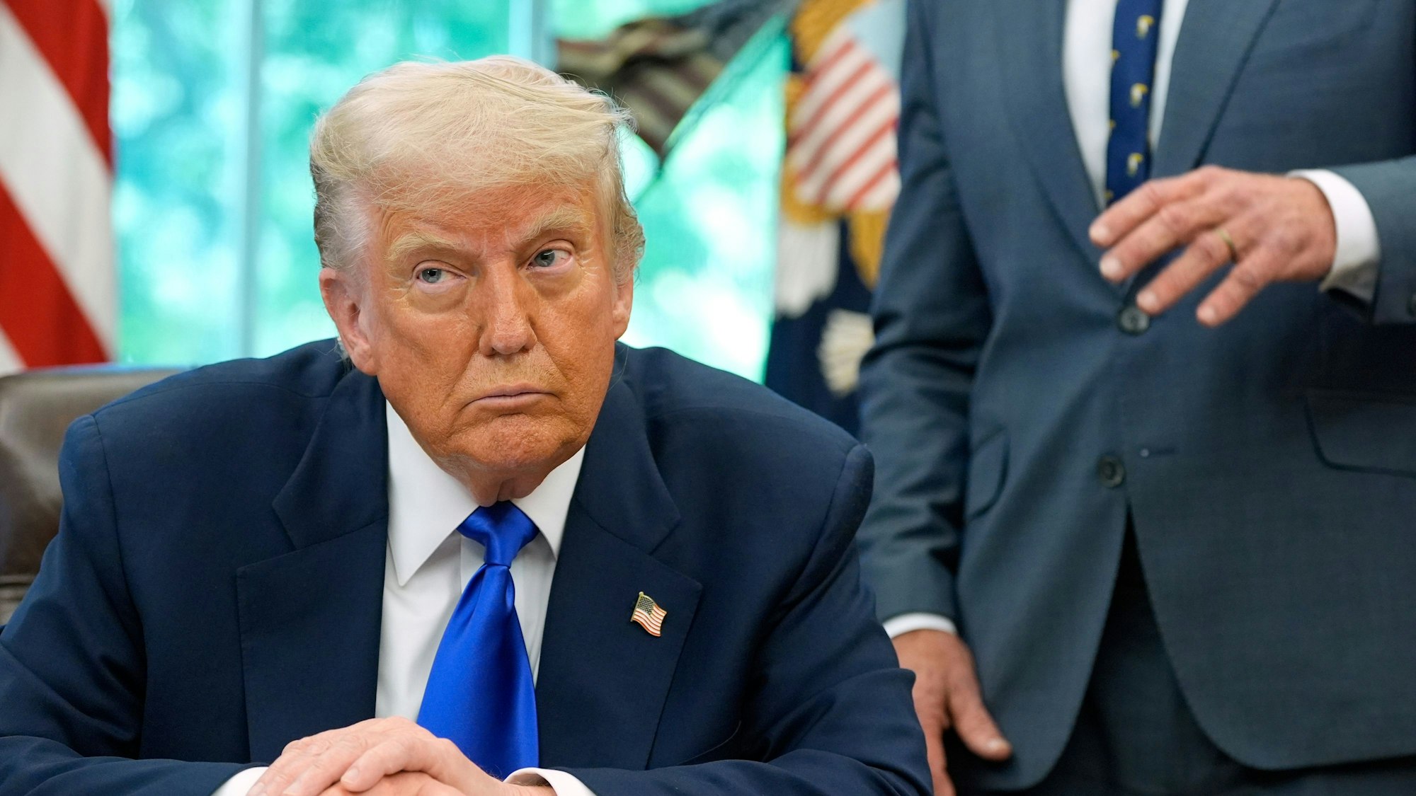 dpatopbilder - 05.05.2025, USA, Washington: US-Präsident Donald Trump hört zu, als der Minister für Gesundheit und Soziales, Kennedy Jr., bei der Unterzeichnung von Anordnungen und Proklamationen im Oval Office des Weißen Hauses spricht. Foto: Alex Brandon/AP/dpa +++ dpa-Bildfunk +++