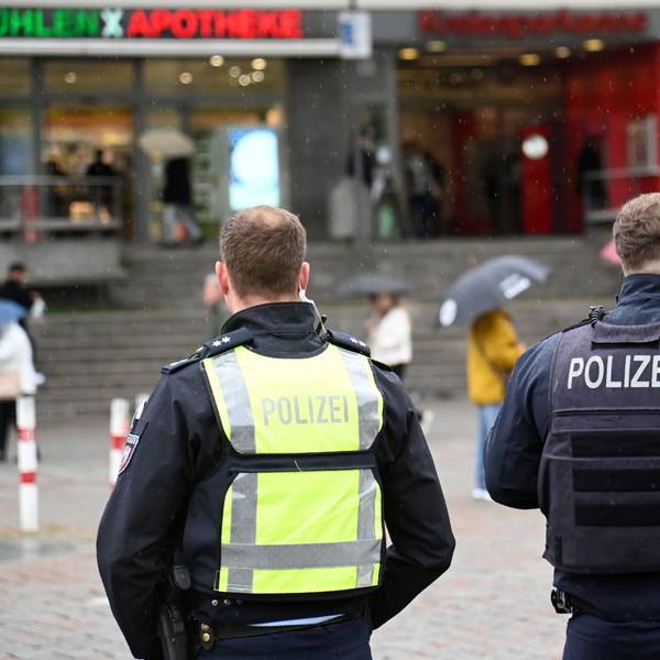 Zwei Polizisten stehen auf dem Wiener Platz