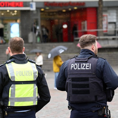 Zwei Polizisten stehen auf dem Wiener Platz