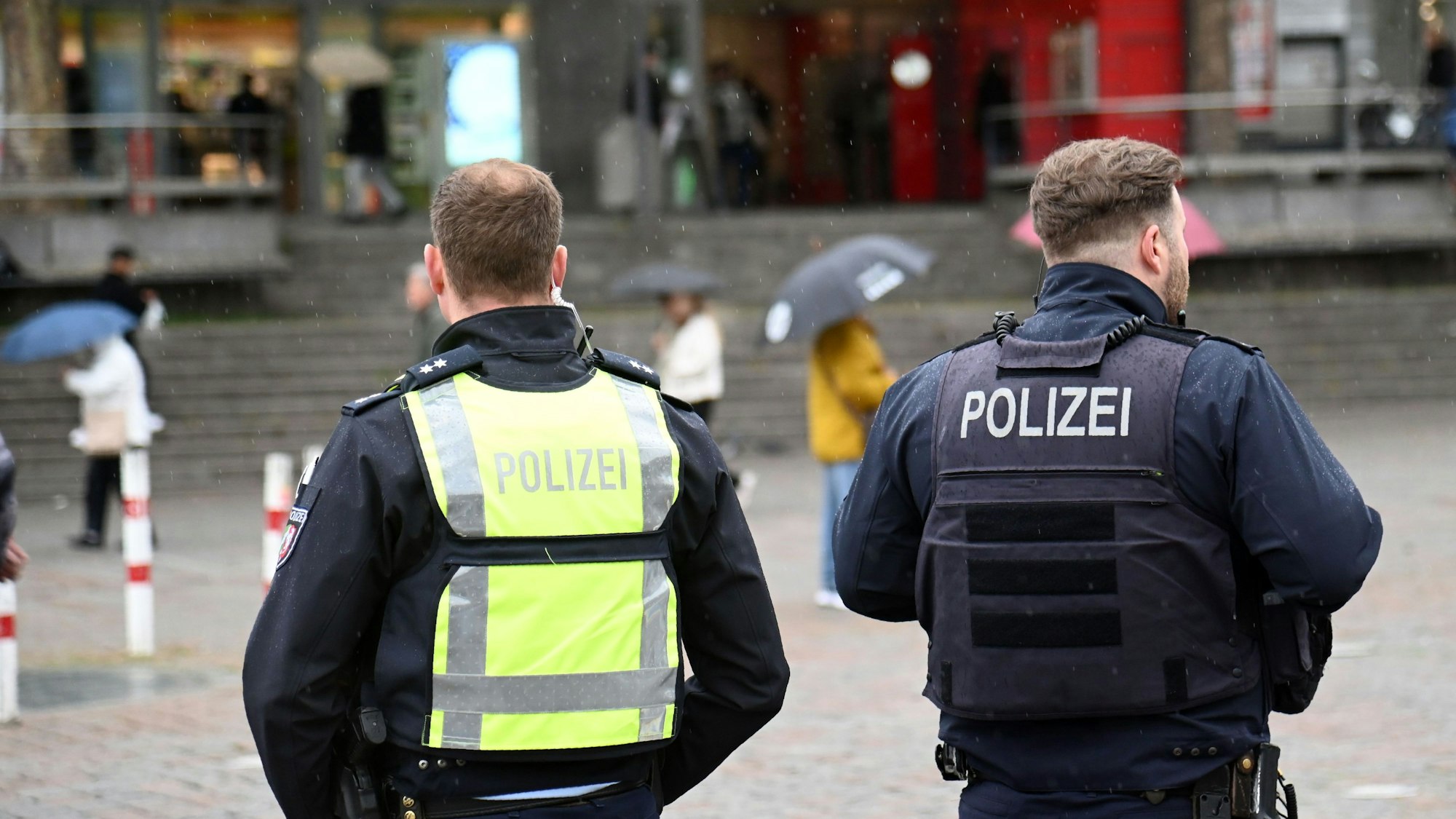 Zwei Polizisten stehen auf dem Wiener Platz