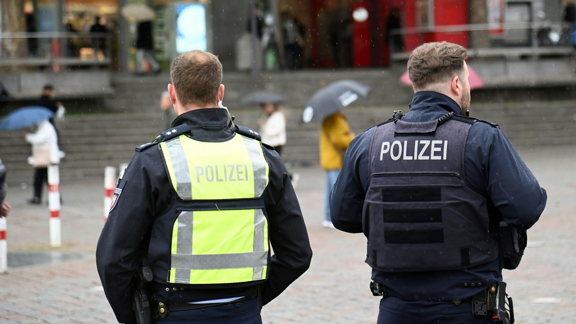 Zwei Polizisten stehen auf dem Wiener Platz.