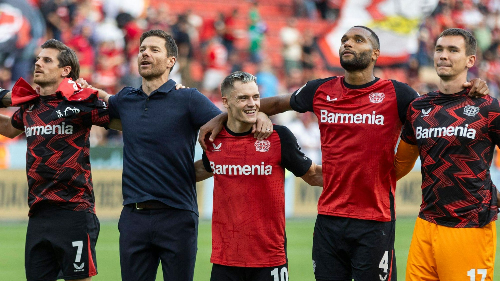 von links: Jeanuel Belocian Bayer 04 Leverkusen, 44, Exequiel Palacios Bayer 04 Leverkusen, 25, Jonas Hofmann Bayer 04 Leverkusen, 7, Xabi Alonso Bayer 04 Leverkusen, Cheftrainer, Florian Wirtz Bayer 04 Leverkusen, 10, Jonathan Tah Bayer 04 Leverkusen, 4, Matej Kovar Bayer 04 Leverkusen, 17 und Arthur Bayer 04 Leverkusen, 13 feiern den Sieg nach Abpfiff vor den Fans. Leverkusen, Fussball 1.Bundesliga / 4. Spieltag, Spieltag 4, Bayer 04 Leverkusen - VfL Wolfsburg, 22.09.2024, BayArena, Leverkusen. DFL regulations prohibit any use of photographs as image sequences and/or quasi-video  *** from left Jeanuel Belocian Bayer 04 Leverkusen, 44 , Exequiel Palacios Bayer 04 Leverkusen, 25 , Jonas Hofmann Bayer 04 Leverkusen, 7 , Xabi Alonso Bayer 04 Leverkusen, head coach , Florian Wirtz Bayer 04 Leverkusen, 10 , Jonathan Tah Bayer 04 Leverkusen, 4 , Matej Kovar Bayer 04 Leverkusen, 17 and Arthur Bayer 04 Leverkusen, 13 celebrate the victory after the final whistle in front of the fans Leverkusen, Soccer 1 Bundesliga 4 Matchday, Matchday 4, Bayer 04 Leverkusen VfL Wolfsburg, 22 09 2024, BayArena, Leverkusen DFL regulations prohibit any use of photographs as image sequences and or quasi video Â