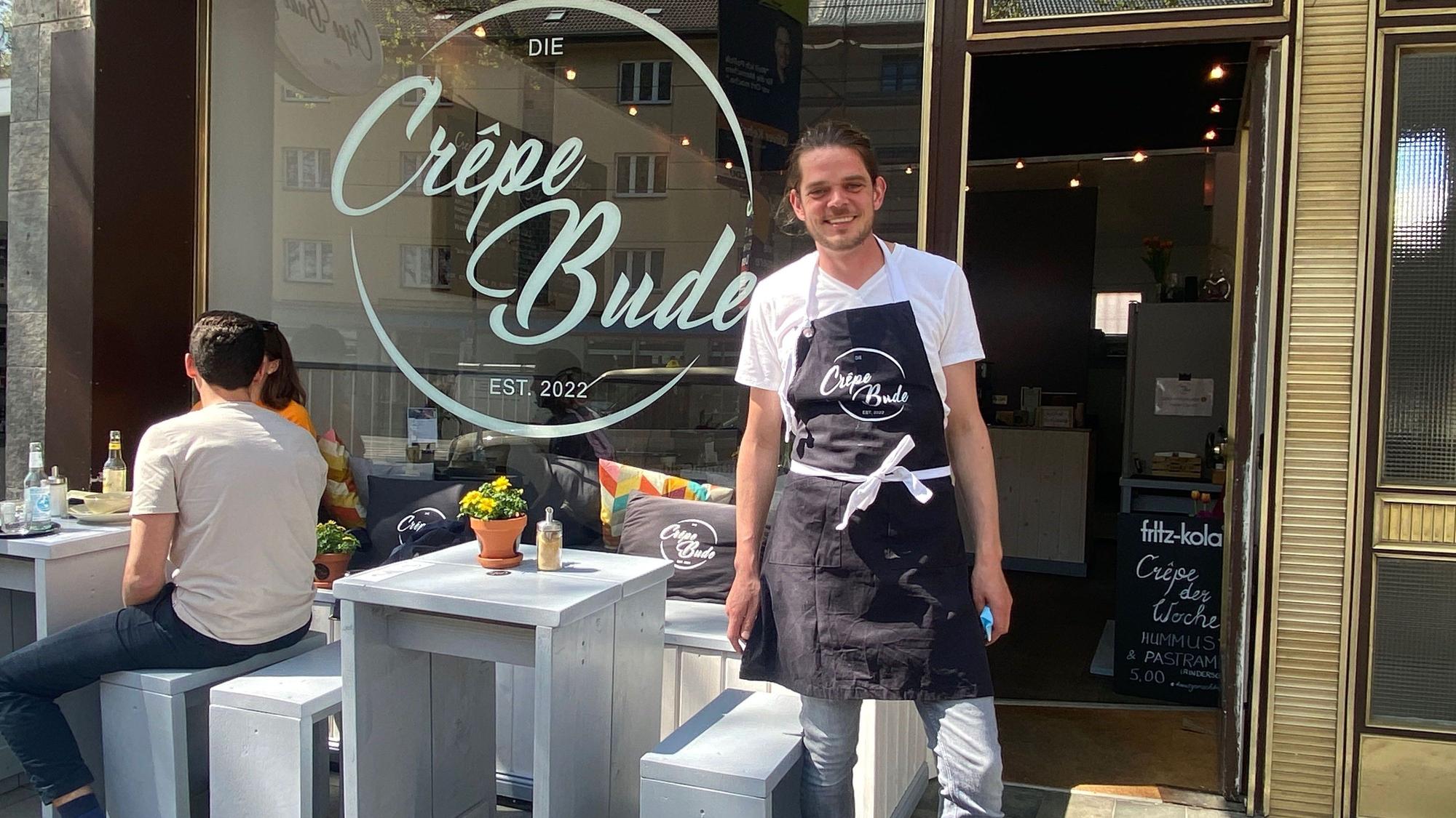 Niklas Lütkemeyer steht am Höninger Weg vor dem Eingang seiner Crêpe-Bude.