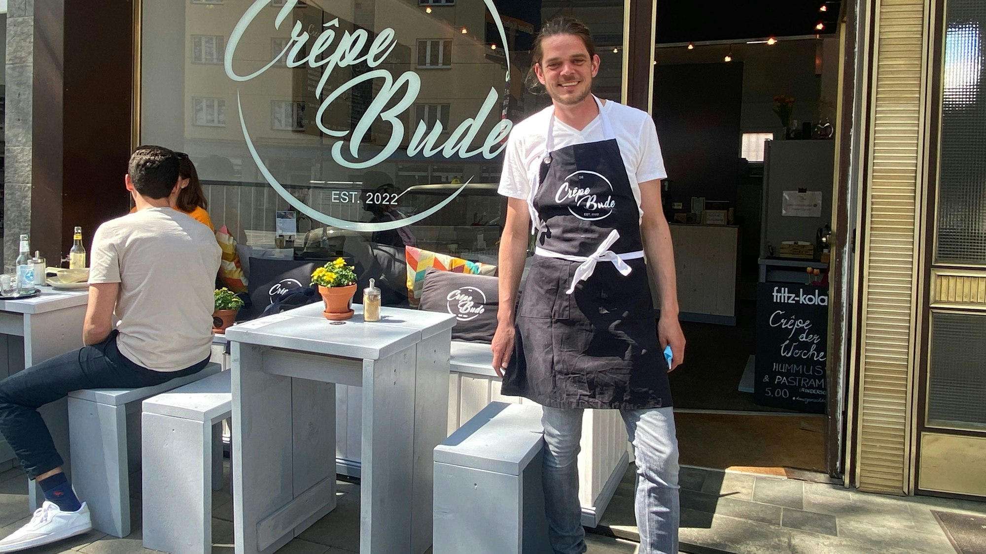 Die Crêpe Bude in Köln-Zollstock von außen.