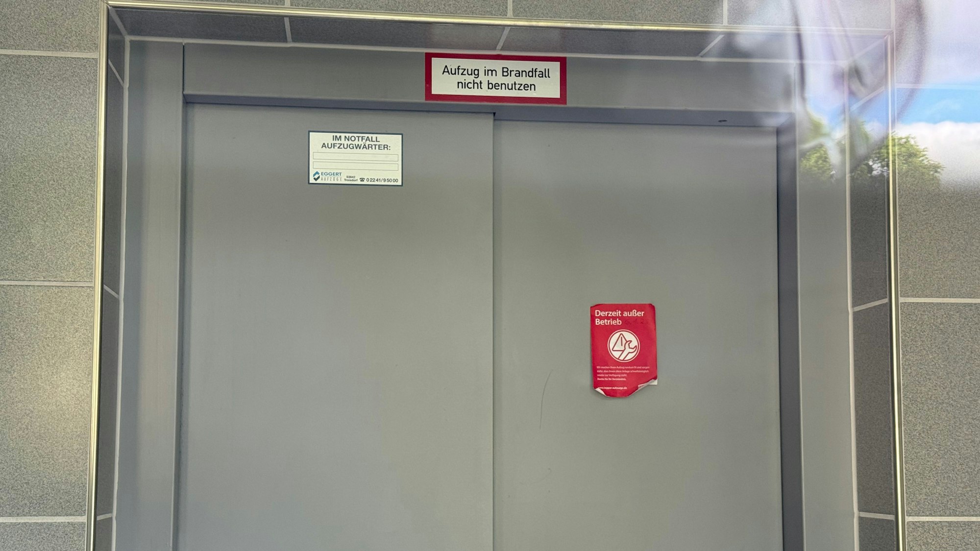 Aufzugstür mit Hinweis auf Defekt
