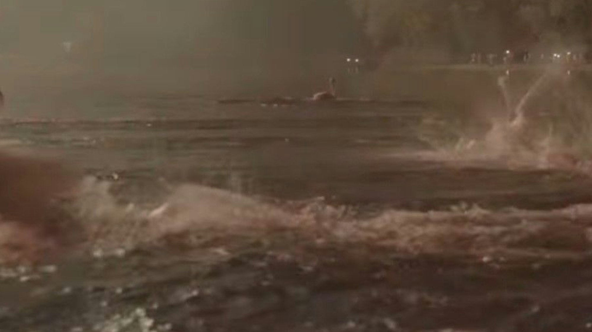 Die Aufnahmen erwecken den Eindruck, als sei man in ein Kriegsgebiet geraten.