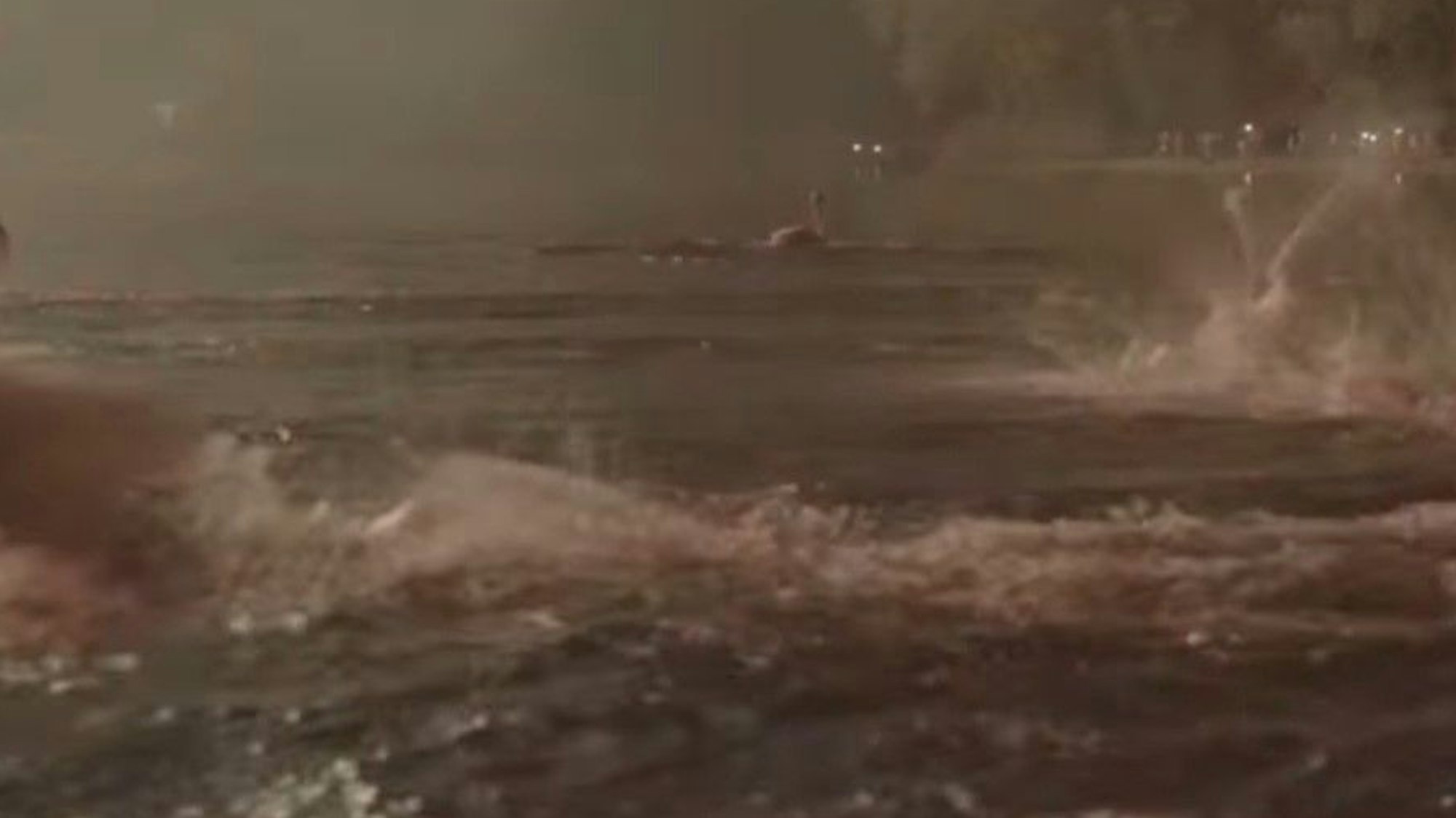 Die Aufnahmen erwecken den Eindruck, als sei man in ein Kriegsgebiet geraten.