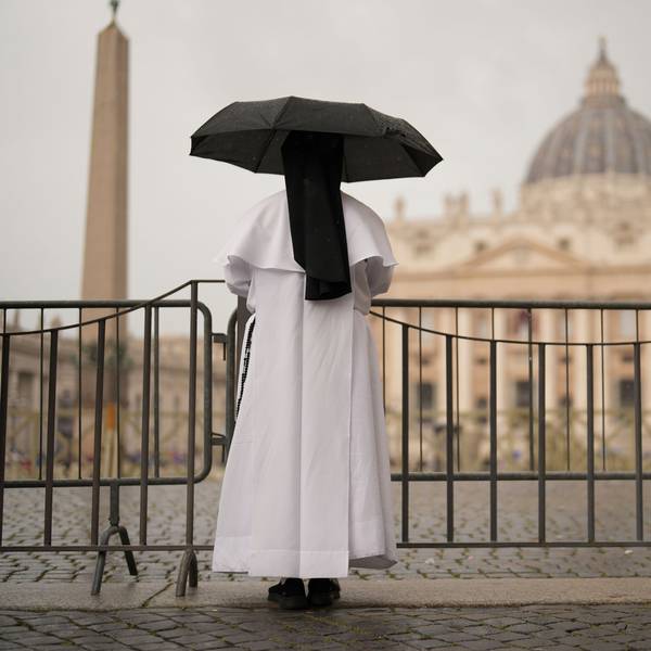 Eine Nonne schützt sich vor dem Regen, während sie die letzte Messe der Kardinäle im Petersdom vor dem Konklave zur Wahl eines neuen Papstes auf dem Petersplatz verfolgt.