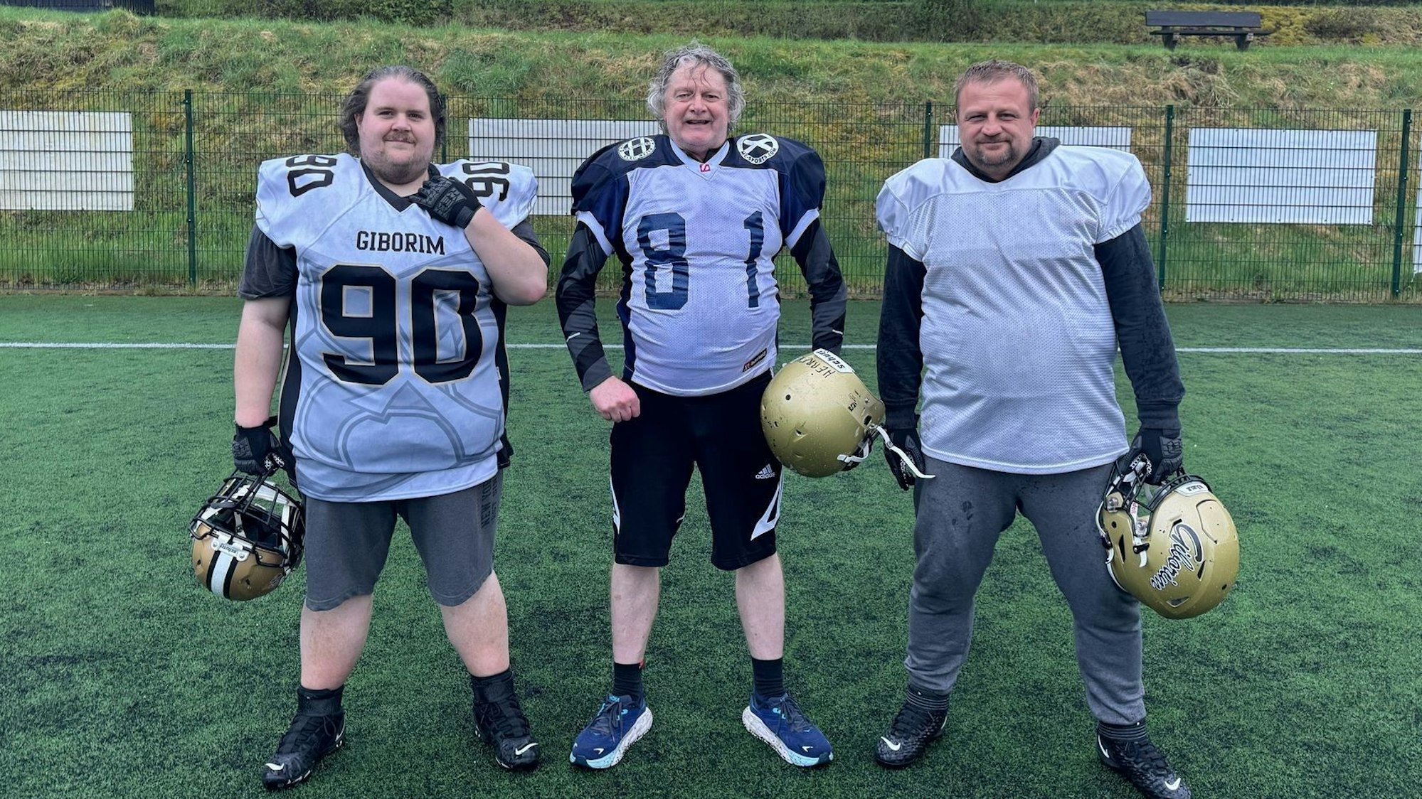 In der Offensive-Line sind Schwergewichtige gefragt: Peter Struber (l.) und Marco Hähle nehmen Greenhorn Klaus Heuschötter in die Mitte.