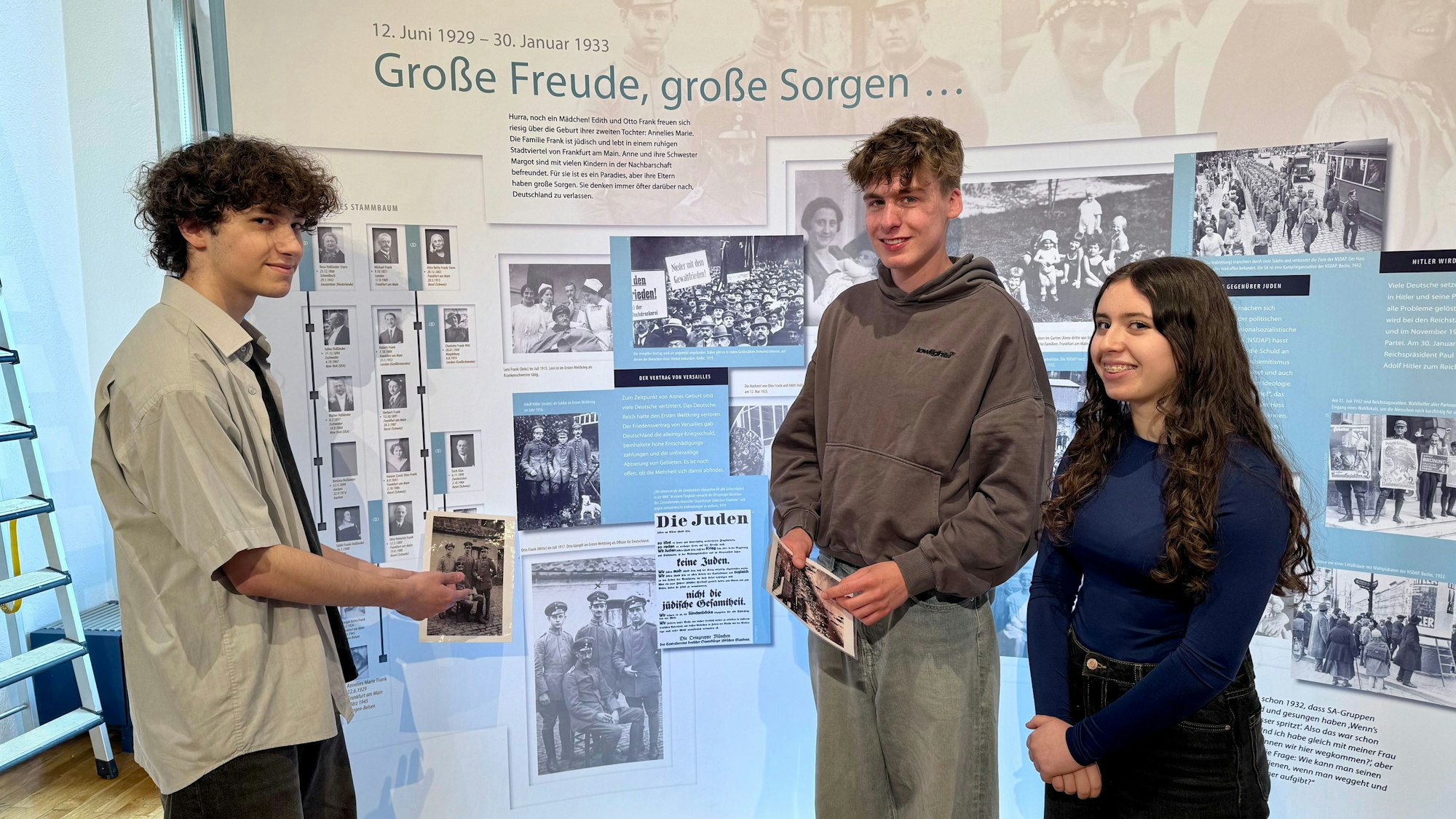 Zwei Schüler und eine Schülerin in der Anne-Frank-Ausstellung im Erholungshaus
