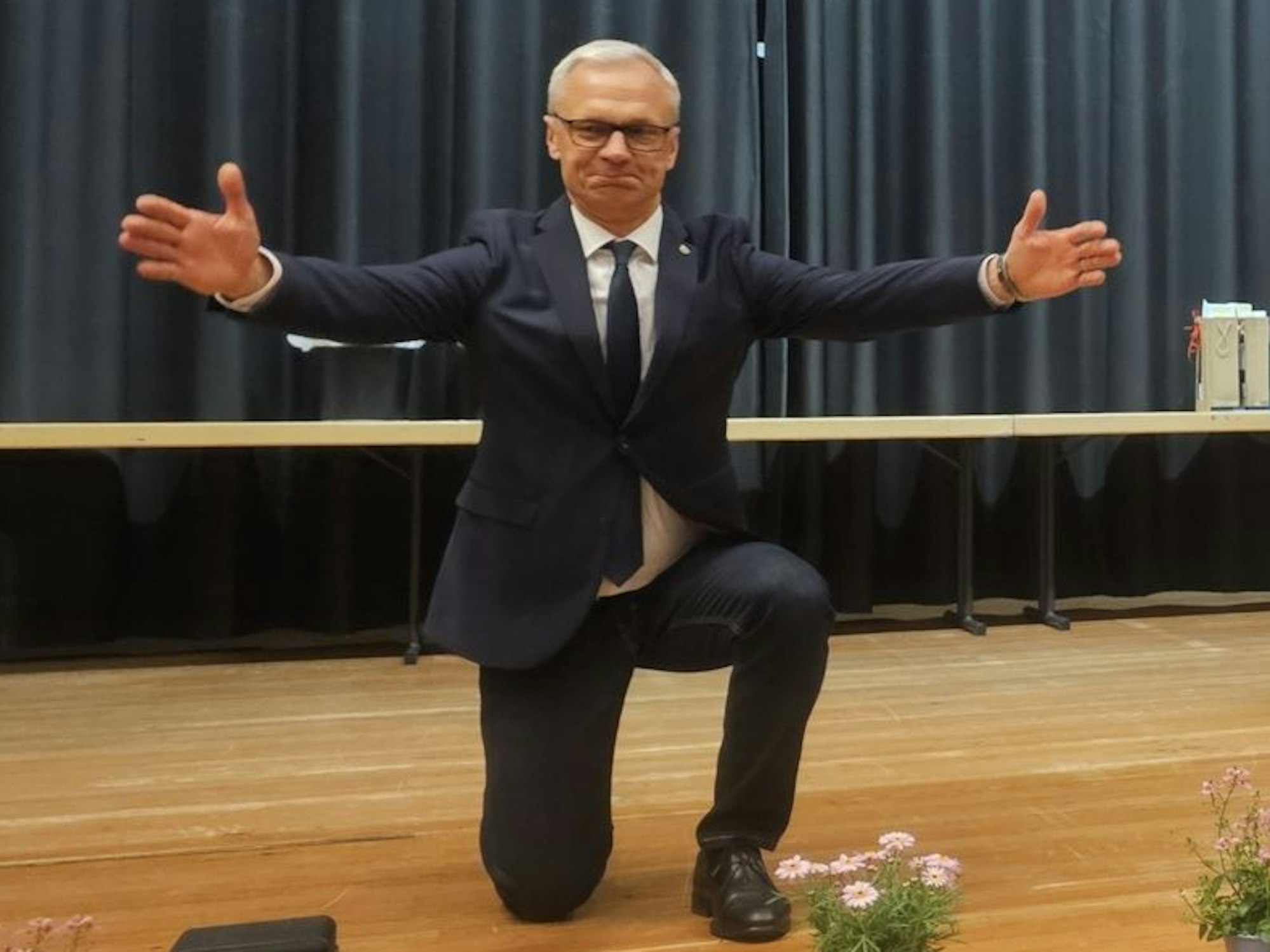 Mit einem Kniefall dankte Bürgermeister Georg Ludwig der Feuerwehr.