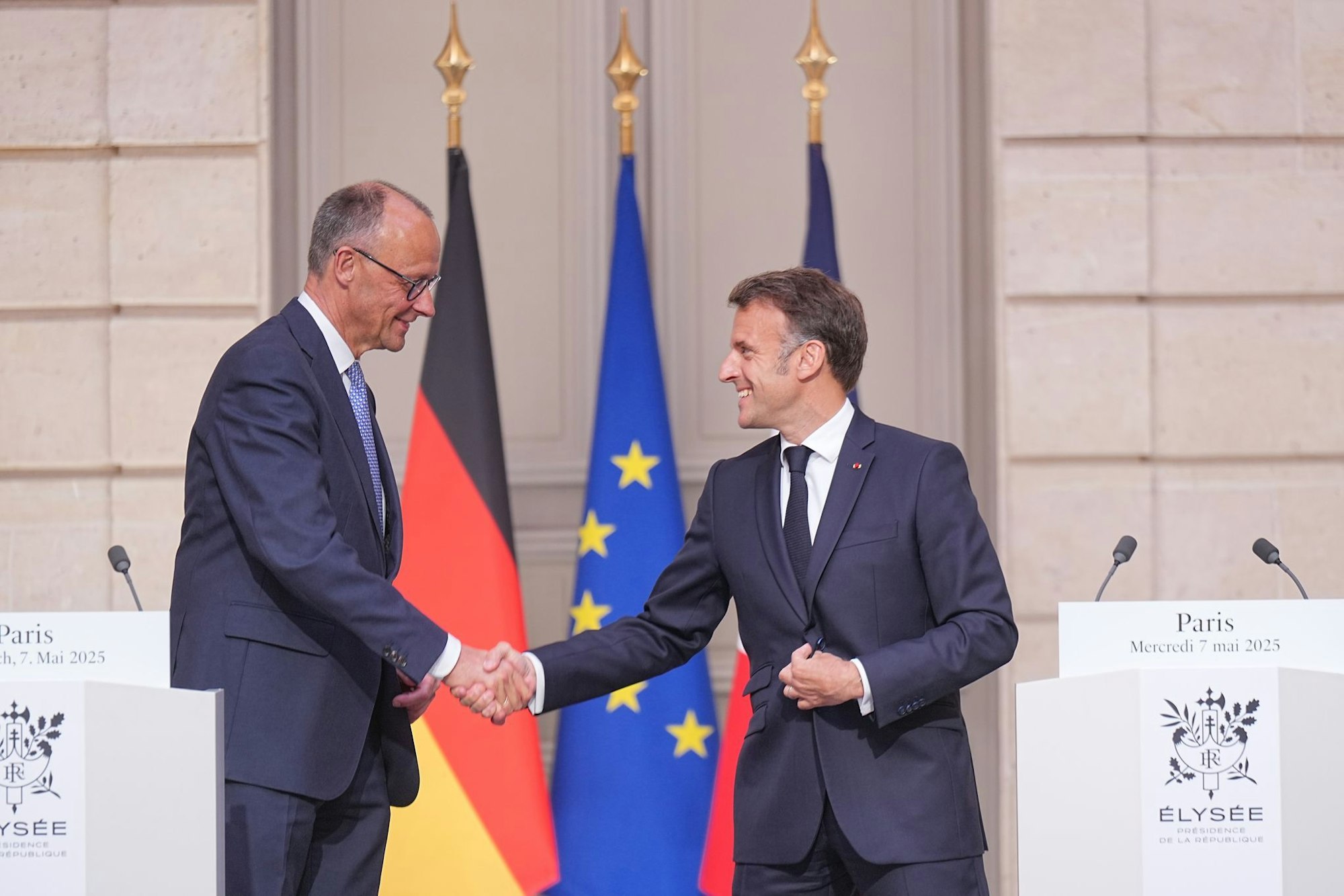 Der Empfang für den neuen deutschen Bundeskanzler in Paris war herzlich.