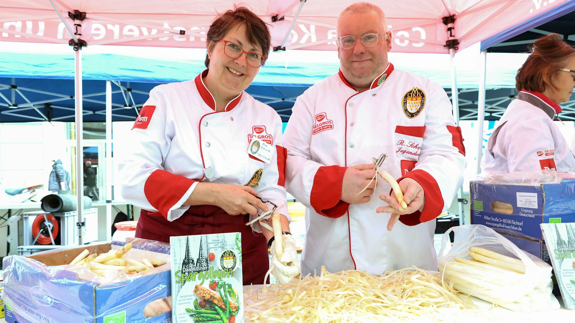 12.05.2023
Köln
Spargelschälaktion vom Zweigverein des Verbandes der Köche Deutschlands e. V
Colonia Kochkunstverein & Gasteria 1884 e.V.
Spargelschälaktion zugunsten der Kinderklinik
Amsterdamer Straße
Küchenmeisterin Eva Eckardt und Reiner Schopen
Foto: Martina Goyert