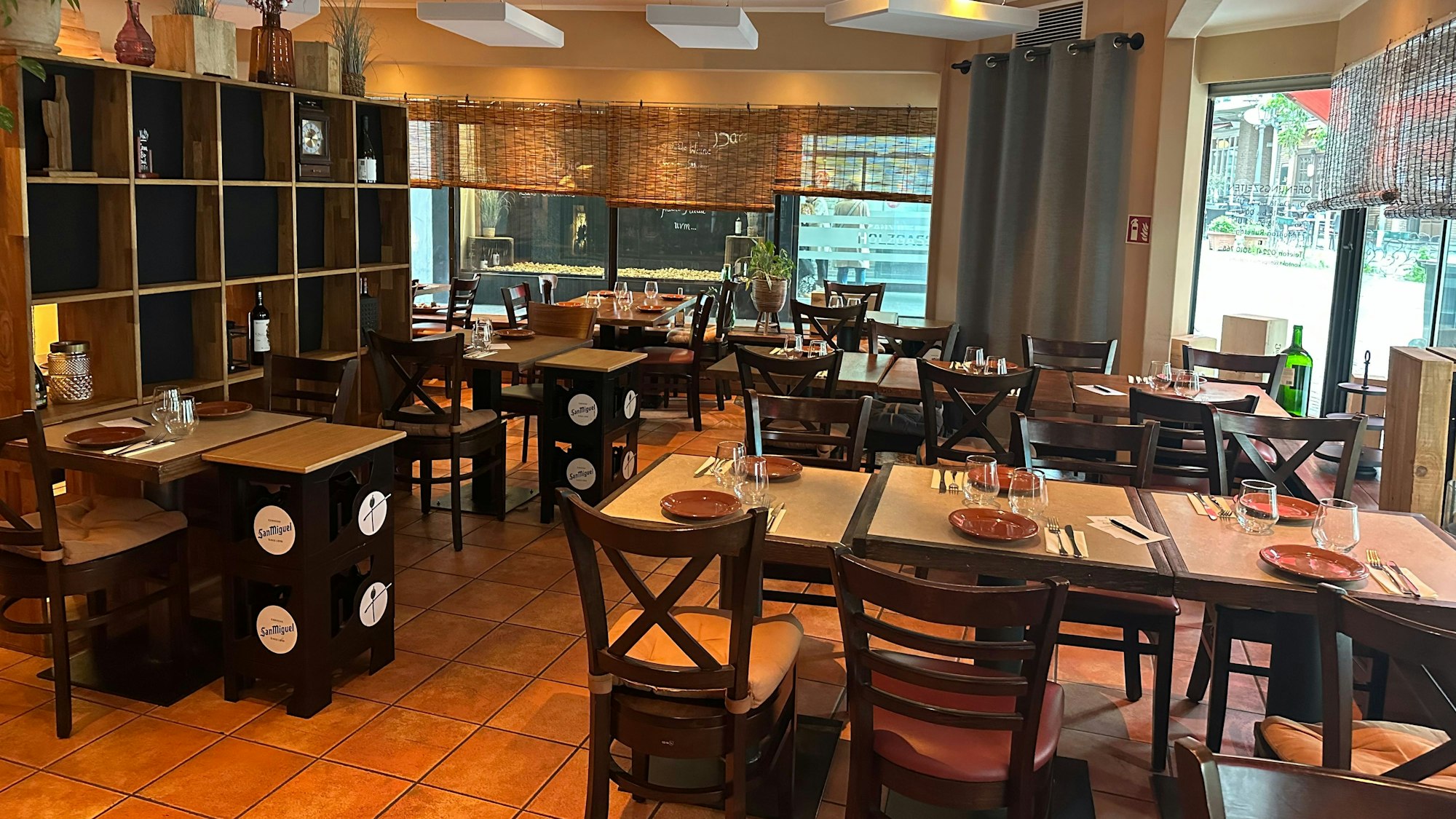 Blick in den Gastraum des Tapeña in Siegburg.