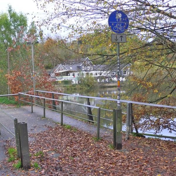 Die Brücke in Diepental mit Staudamm