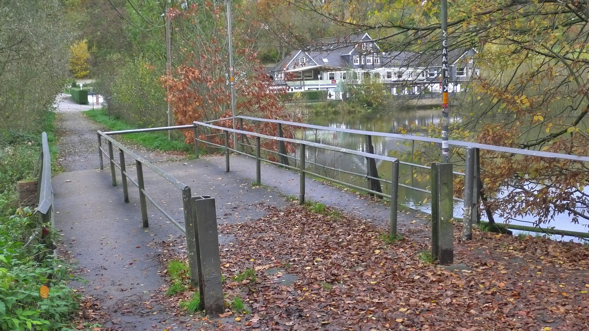 Die Brücke in Diepental mit Staudamm