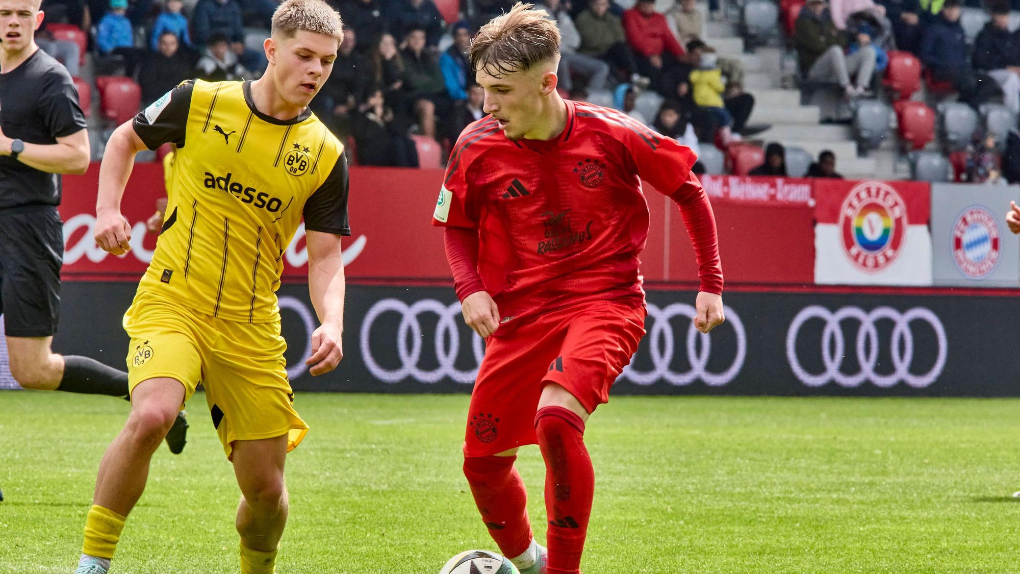 A-Junioren Bundesliga U19 DFB-Nachwuchsliga, FC Bayern München U19 vs Dortmund BvB U19, München FC Bayern, München FC Bayern U19, Dortmund BvB, Dortmund BvB U19, 2025-05-04 in München FC Bayern Campus KARL Lennart FC Bayern München U19 FCB07 Offensives Mittelfeld, CHERNY Nick Borussia Dortmund U19 BvB08 Zentrales Mittelfeld sportworld München FC Bayern Campus Bayern Deutschland *** A Junioren Bundesliga U19 DFB Nachwuchsliga, FC Bayern München U19 vs Dortmund BvB U19 , München FC Bayern, München FC Bayern U19 , Dortmund BvB, Dortmund BvB U19 , 2025 05 04 in München FC Bayern Campus KARL Lennart FC Bayern München U19 FCB07 Offensive midfield , CHERNY Nick Borussia Dortmund U19 BvB08 Central midfield sportworld München FC Bayern Campus Bayern Deutschland