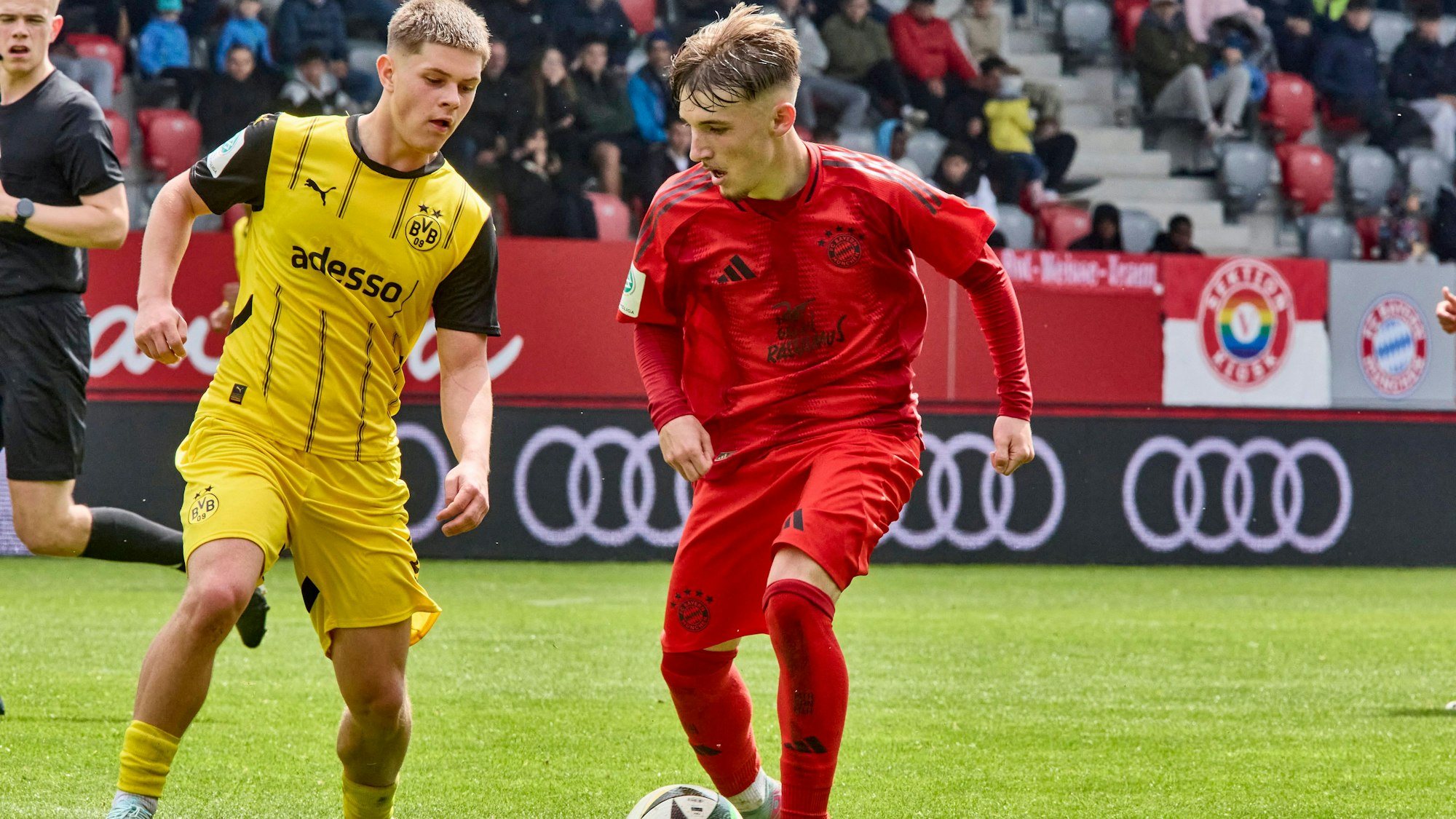 A-Junioren Bundesliga U19 DFB-Nachwuchsliga, FC Bayern München U19 vs Dortmund BvB U19, München FC Bayern, München FC Bayern U19, Dortmund BvB, Dortmund BvB U19, 2025-05-04 in München FC Bayern Campus KARL Lennart FC Bayern München U19 FCB07 Offensives Mittelfeld, CHERNY Nick Borussia Dortmund U19 BvB08 Zentrales Mittelfeld sportworld München FC Bayern Campus Bayern Deutschland *** A Junioren Bundesliga U19 DFB Nachwuchsliga, FC Bayern München U19 vs Dortmund BvB U19 , München FC Bayern, München FC Bayern U19 , Dortmund BvB, Dortmund BvB U19 , 2025 05 04 in München FC Bayern Campus KARL Lennart FC Bayern München U19 FCB07 Offensive midfield , CHERNY Nick Borussia Dortmund U19 BvB08 Central midfield sportworld München FC Bayern Campus Bayern Deutschland