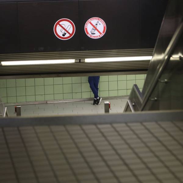 14.4.2025, Köln: Der Friesenplatz mit der Platzfläche und den dortigen Ebenen der U-Bahn-Station. Schülerinnen und Schüler sowie Eltern der nahen Königin-Luisen-Schule kritisieren den dortigen Zustand, viele Schulkinder trauen sich dort nicht alleine hin. Foto: Arton Krasniqi