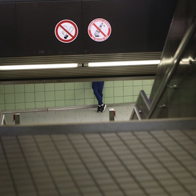 14.4.2025, Köln: Der Friesenplatz mit der Platzfläche und den dortigen Ebenen der U-Bahn-Station. Schülerinnen und Schüler sowie Eltern der nahen Königin-Luisen-Schule kritisieren den dortigen Zustand, viele Schulkinder trauen sich dort nicht alleine hin. Foto: Arton Krasniqi