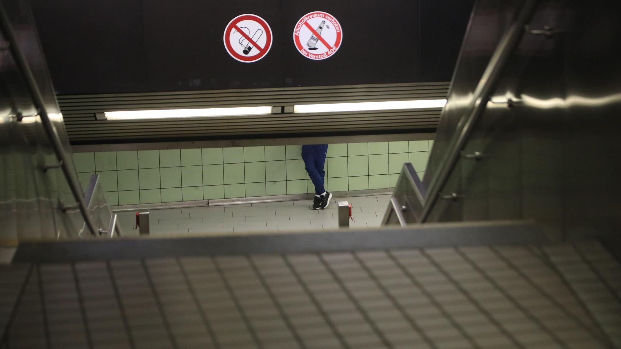 14.4.2025, Köln: Der Friesenplatz mit der Platzfläche und den dortigen Ebenen der U-Bahn-Station. Schülerinnen und Schüler sowie Eltern der nahen Königin-Luisen-Schule kritisieren den dortigen Zustand, viele Schulkinder trauen sich dort nicht alleine hin. Foto: Arton Krasniqi