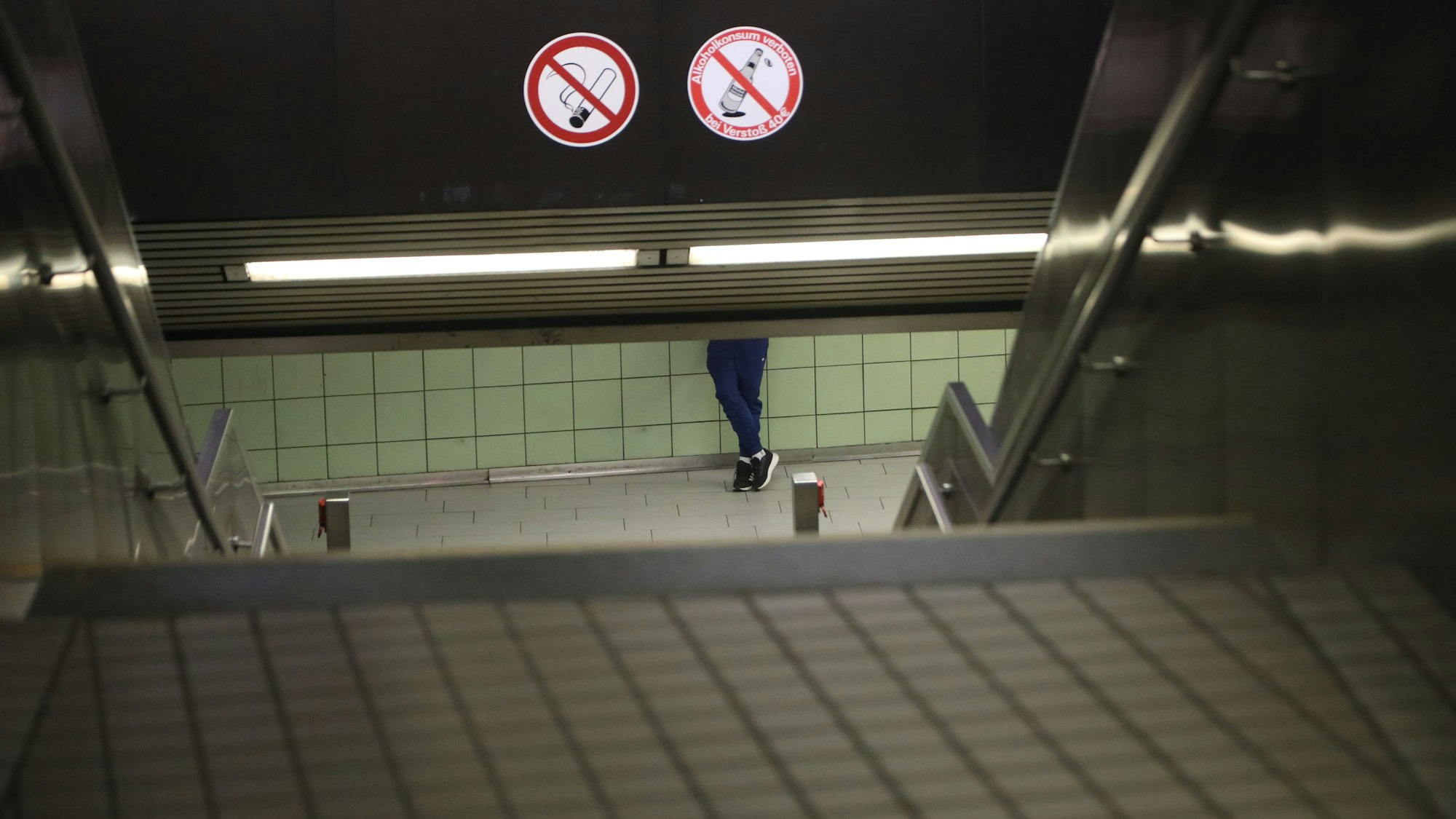 14.4.2025, Köln: Der Friesenplatz mit der Platzfläche und den dortigen Ebenen der U-Bahn-Station. Schülerinnen und Schüler sowie Eltern der nahen Königin-Luisen-Schule kritisieren den dortigen Zustand, viele Schulkinder trauen sich dort nicht alleine hin. Foto: Arton Krasniqi