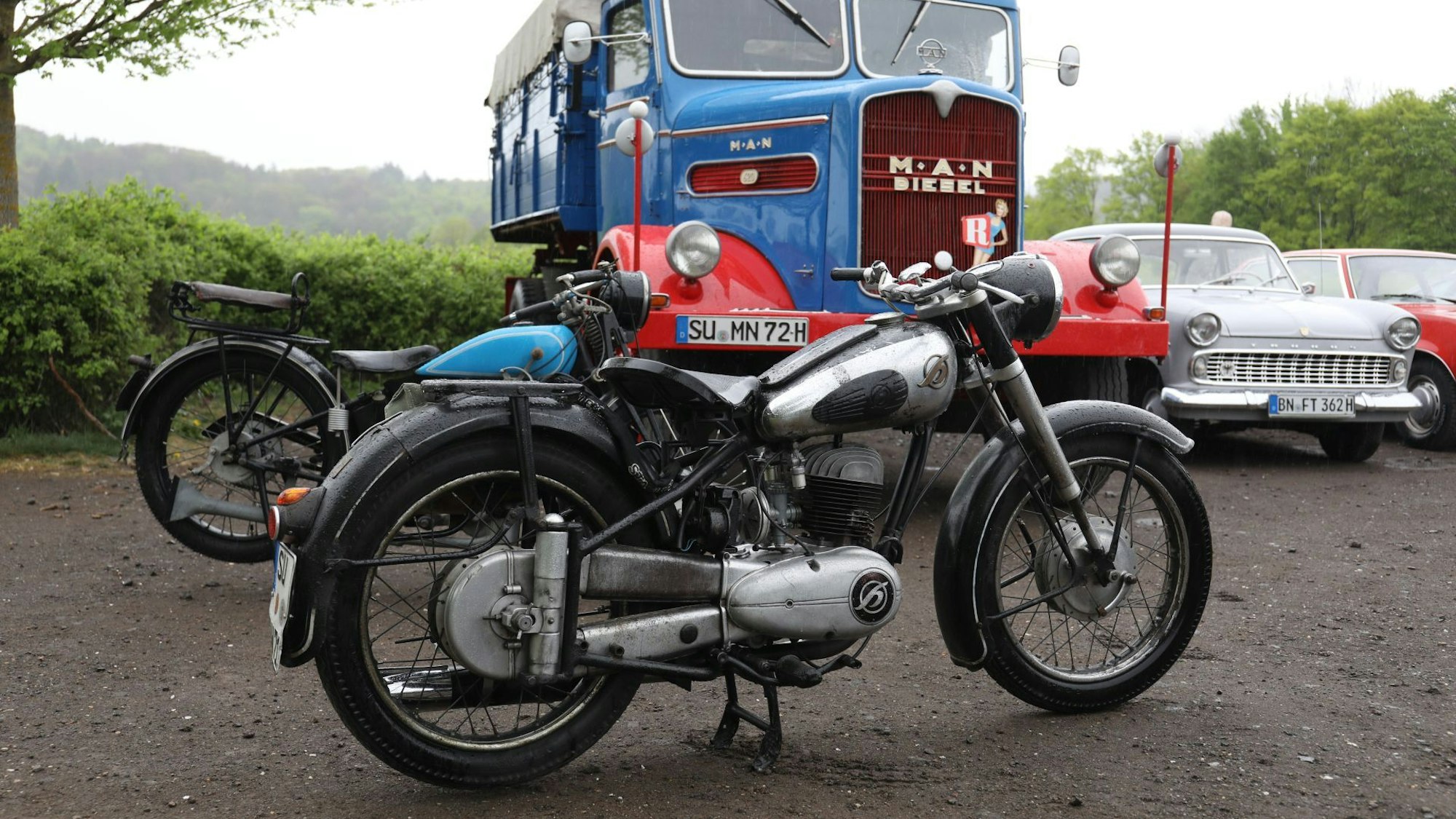 Auch alte Lkw und Motorräder kann Markus Grünhagen besorgen.