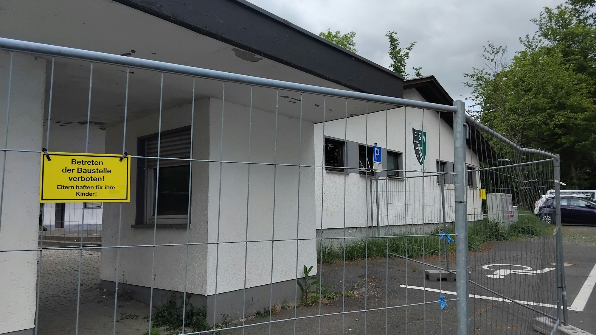 Wenn die Unterkunft in Modulbauweise auf dem Parkplatz errichtet wird, soll der Sportverein ein neues Vereinsheim bekommen.